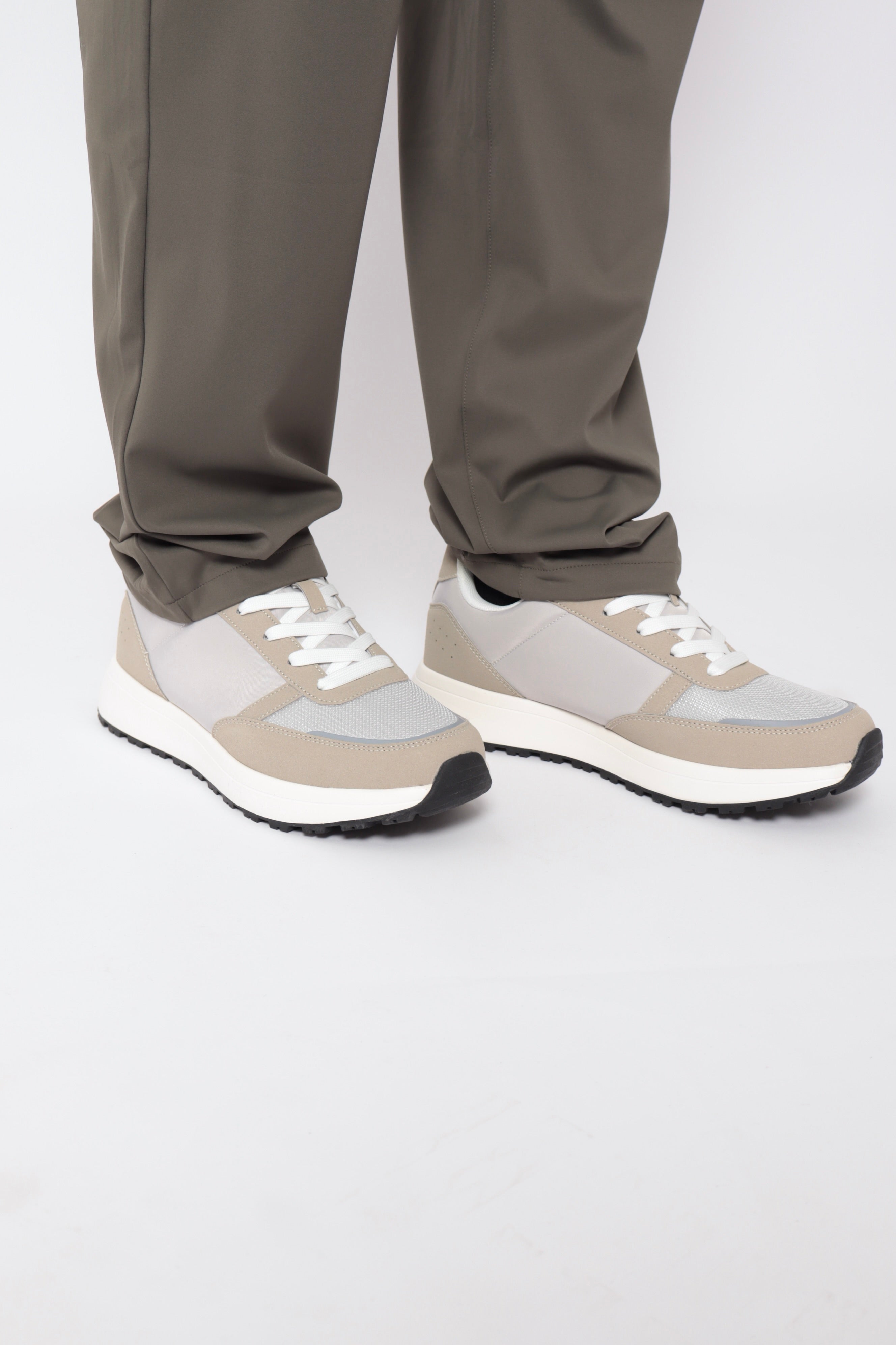 Baskets city gris et beige NO LIMIT en toile, avec semelle blanche, style décontracté et confortable pour un look urbain.
