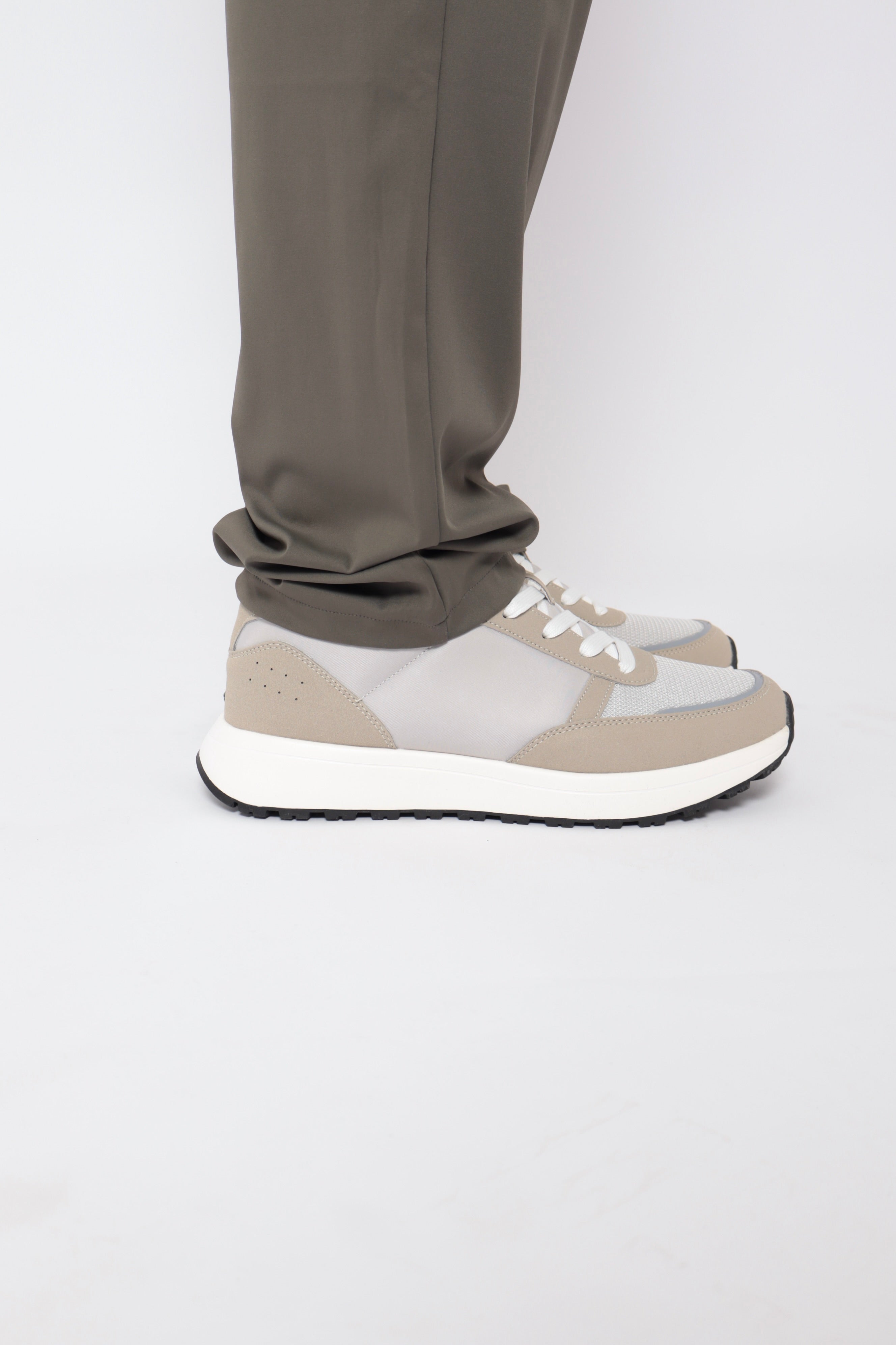 Baskets city gris et beige NO LIMIT, en toile avec lacets blancs, style décontracté pour femme.