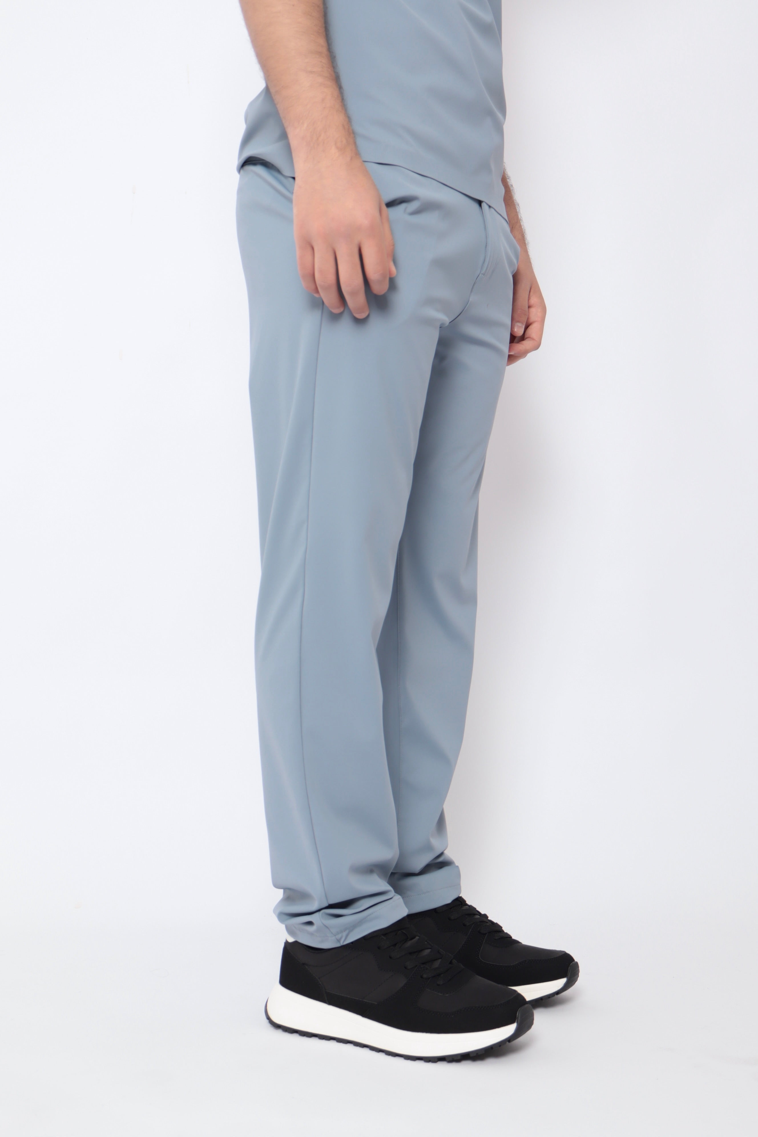Ensemble monaco bleu ciel de la marque NO LIMIT, composé d'un haut et d'un pantalon assortis, porté de profil.