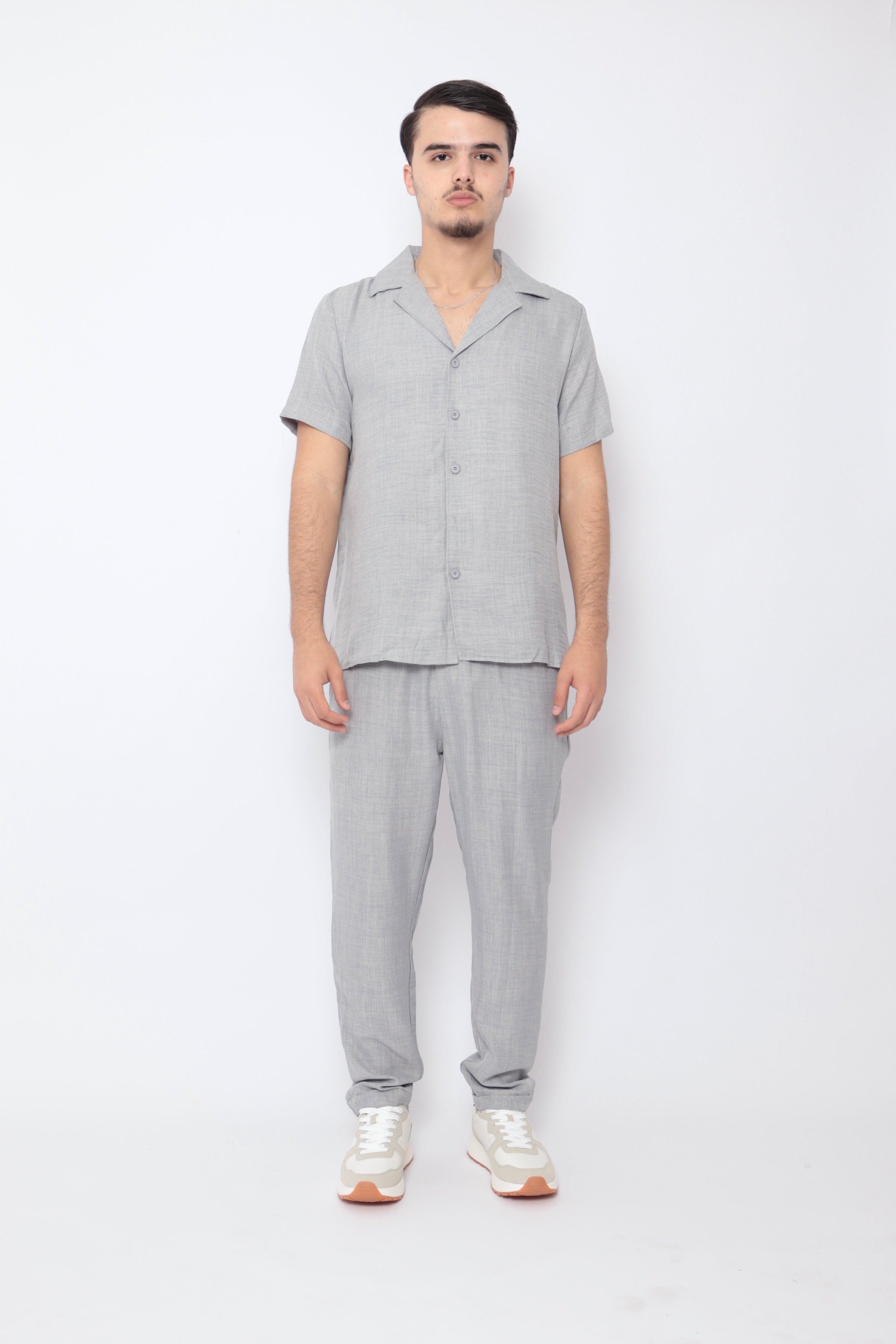 Ensemble Marseille gris de la marque NO LIMIT, vêtement confortable avec pantalon et haut assortis, porté sur une mannequin.