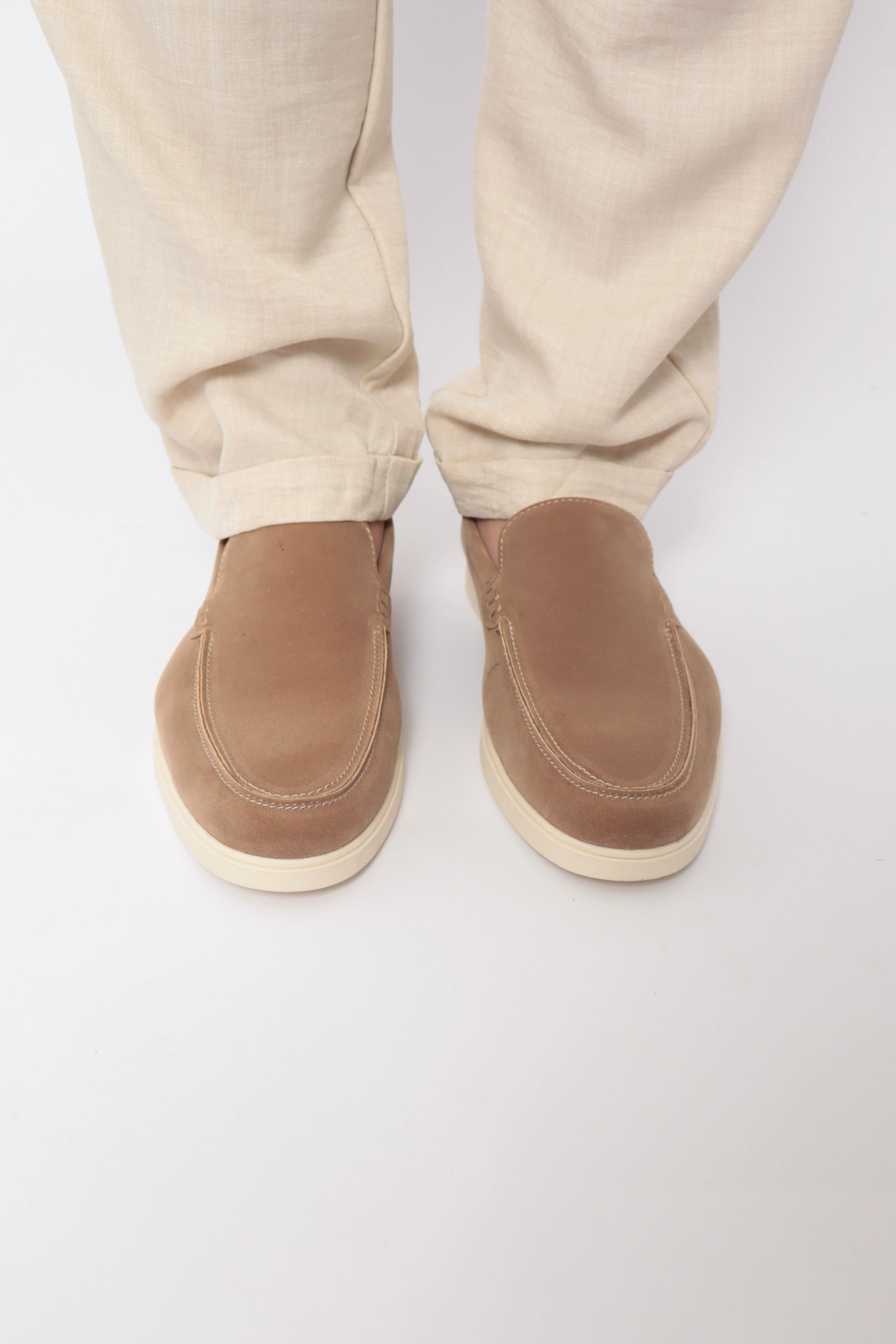 Mocassins beige NO LIMIT, baskets en cuir avec semelle blanche, vue de profil sur fond blanc.