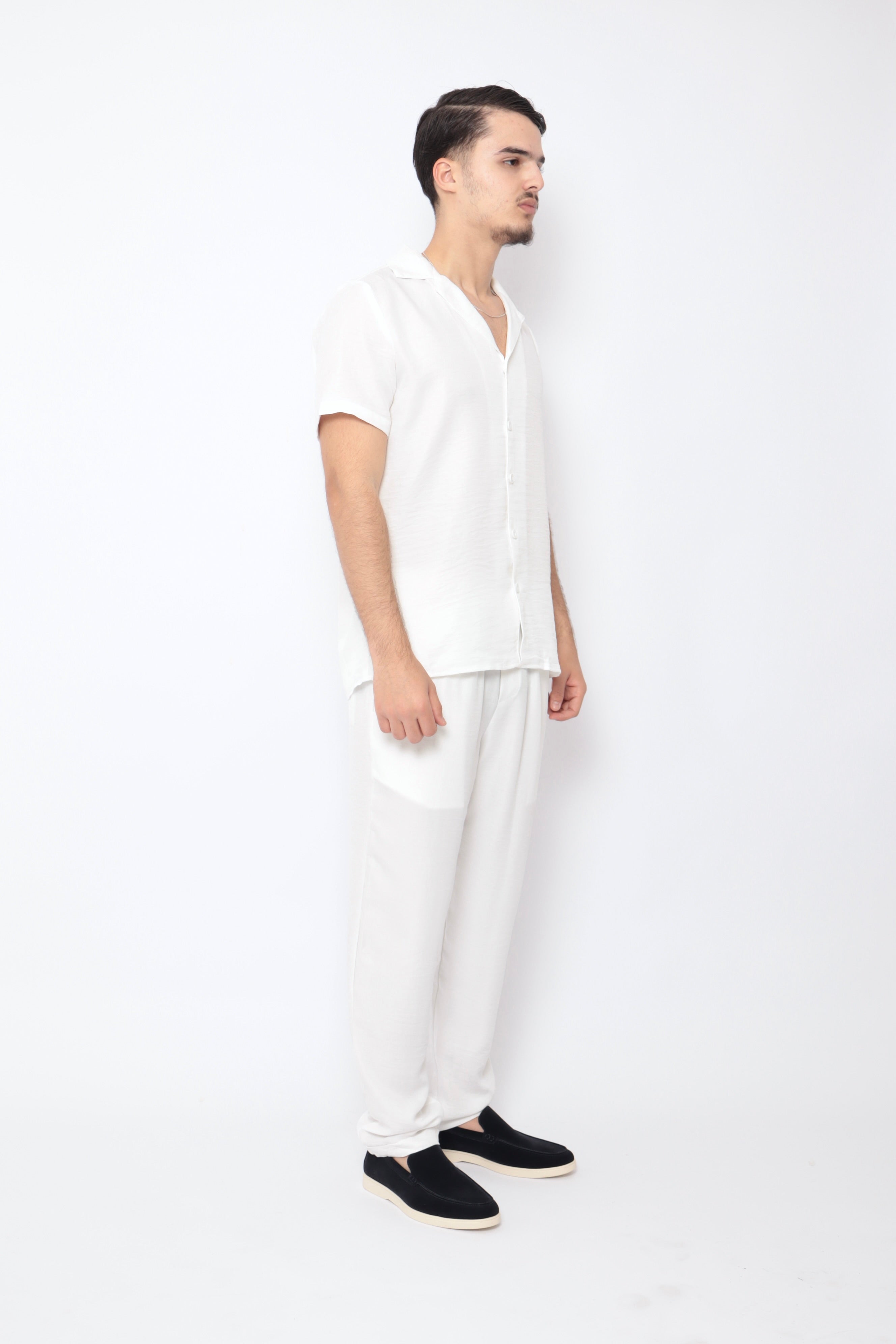 Ensemble Marseille blanc de la marque NO LIMIT, vêtement confortable en tissu blanc, porté par un mannequin.