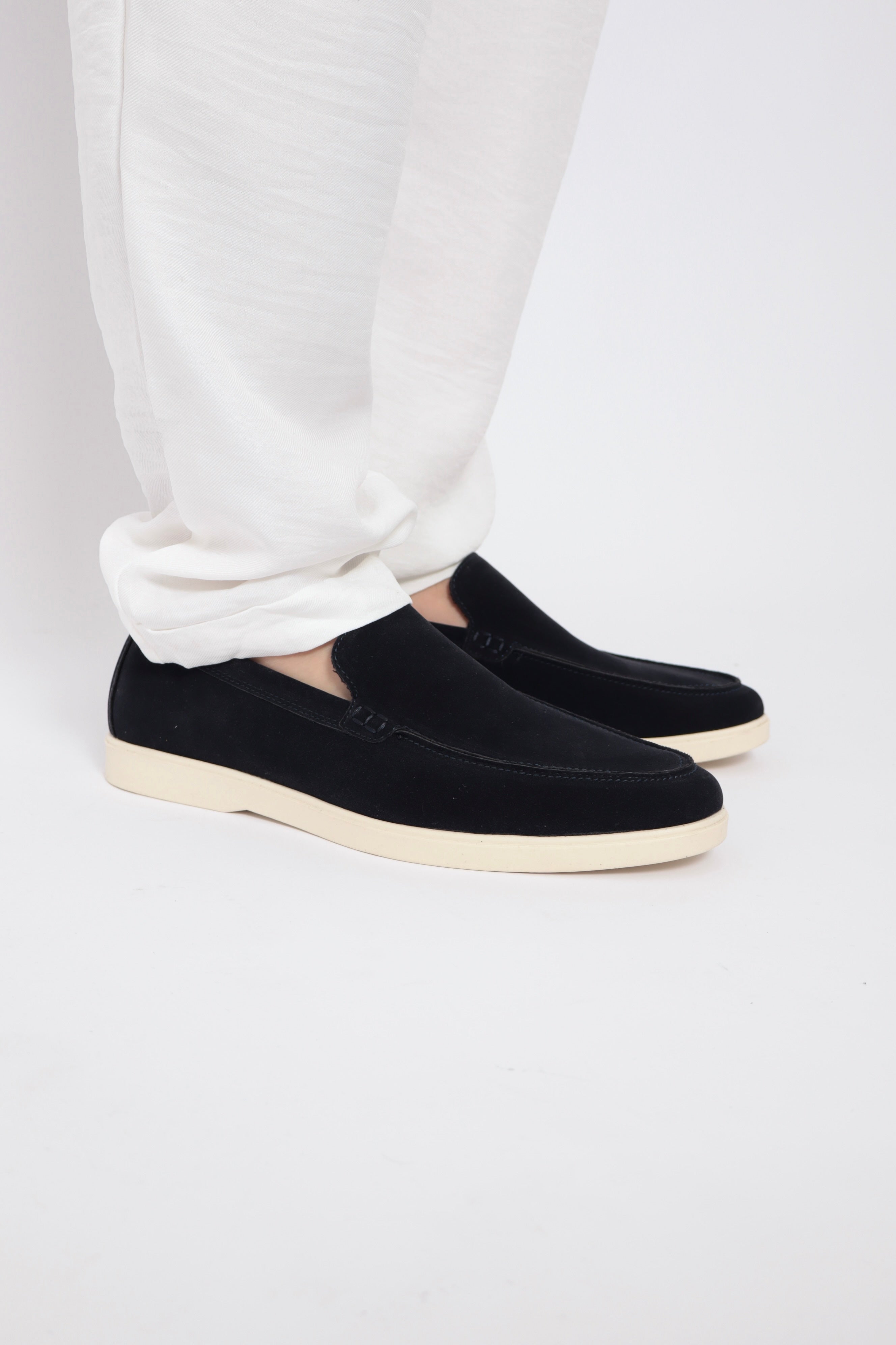 Baskets mocassin bleu marine NO LIMIT avec semelle blanche, vue de côté.