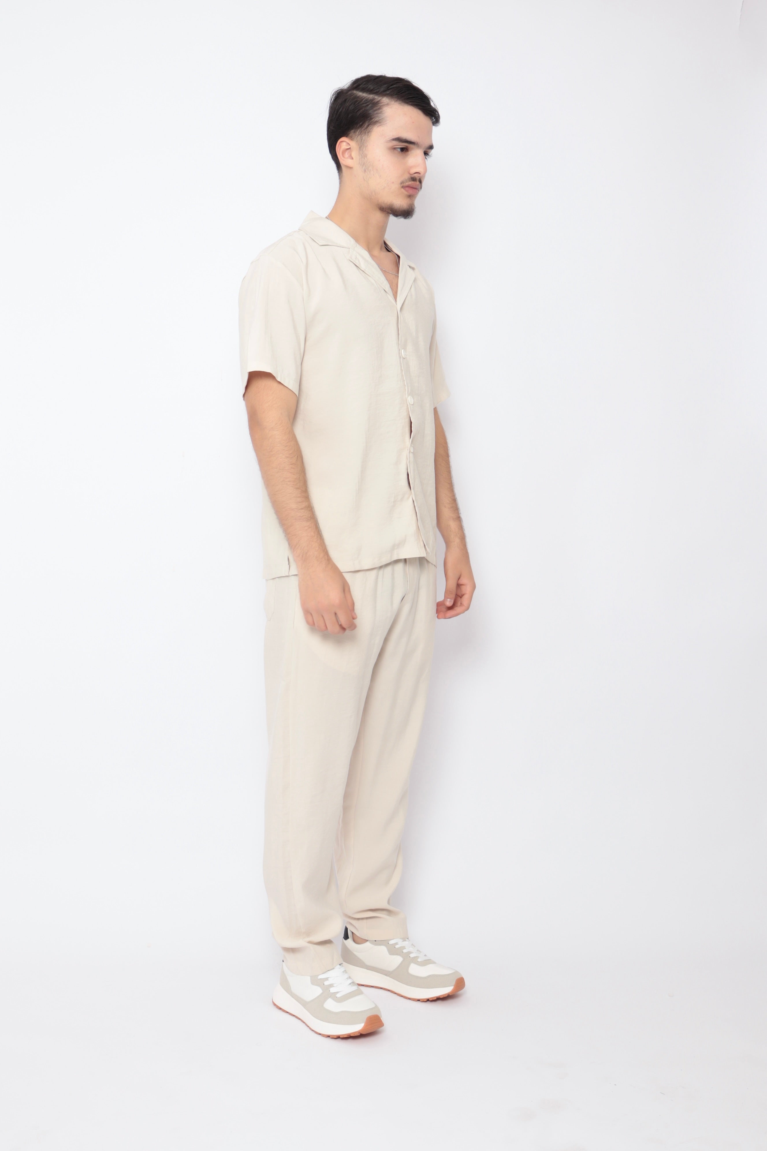 Ensemble Ibiza beige de la marque NO LIMIT, comprenant un haut et un pantalon, porté par une mannequin.