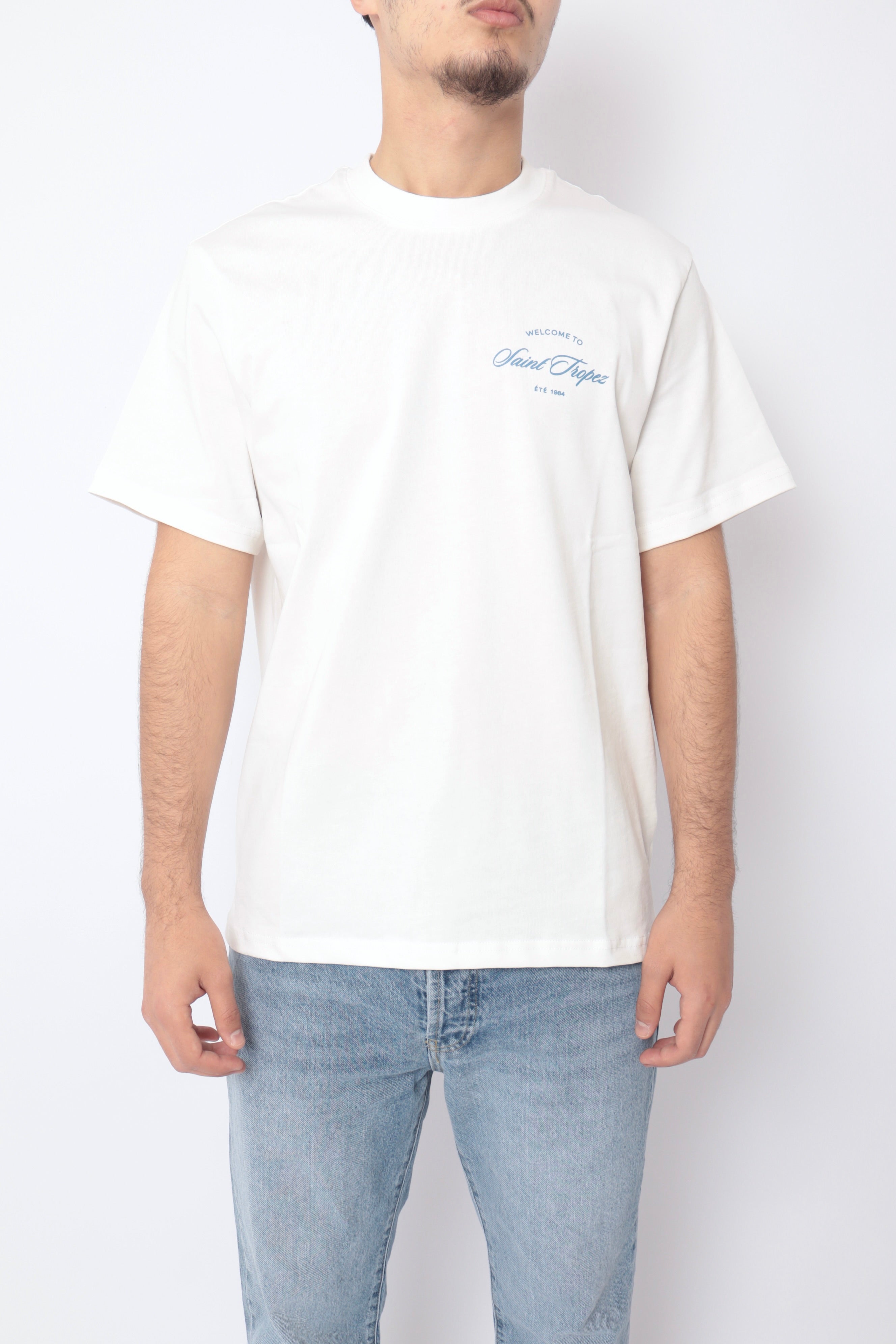 T-shirt blanc NO LIMIT Saint Tropez porté par un mannequin, design simple et élégant, en coton léger.