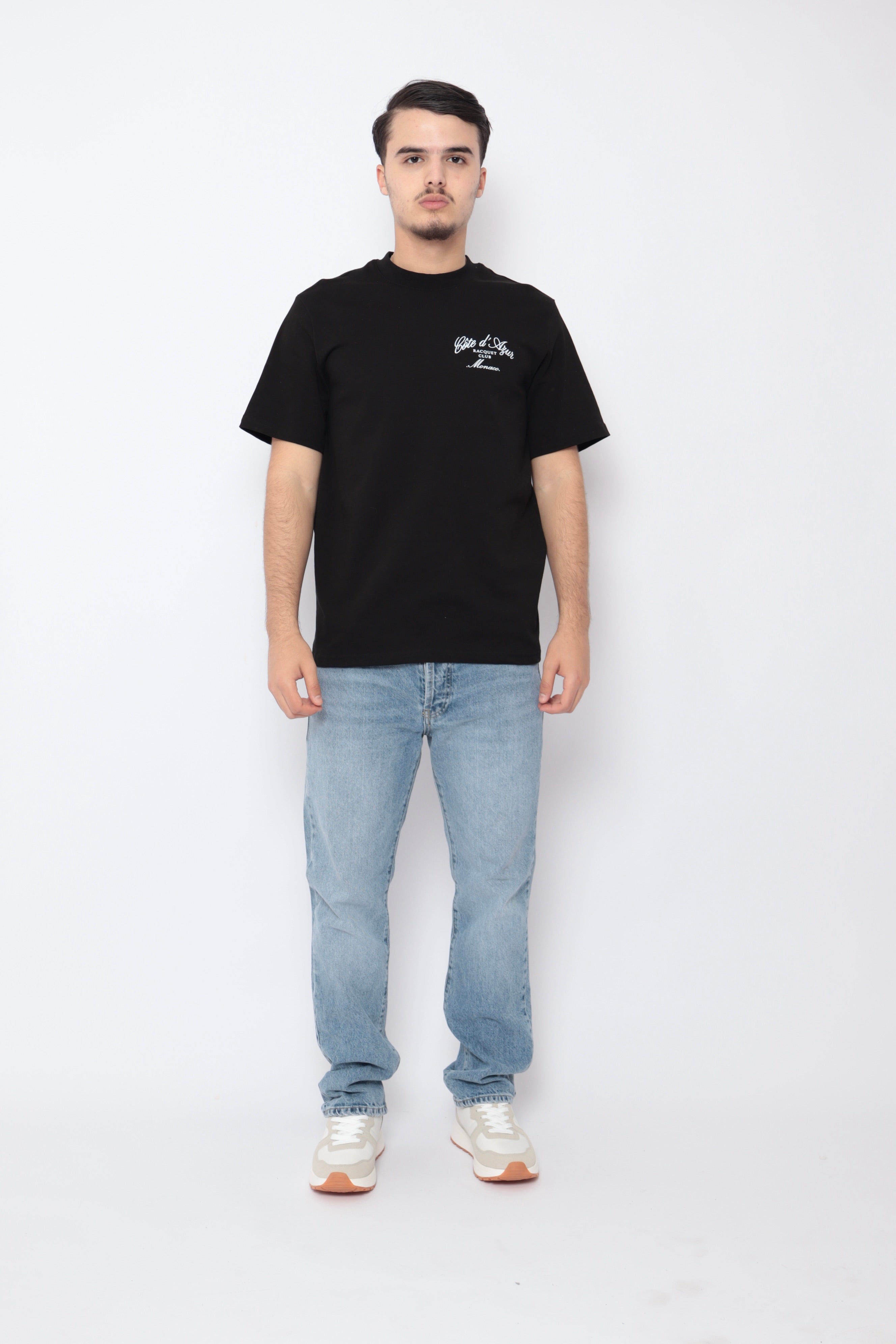 T-shirt noir NO LIMIT French Riviera avec logo blanc, porté sur mannequin, style décontracté et moderne.