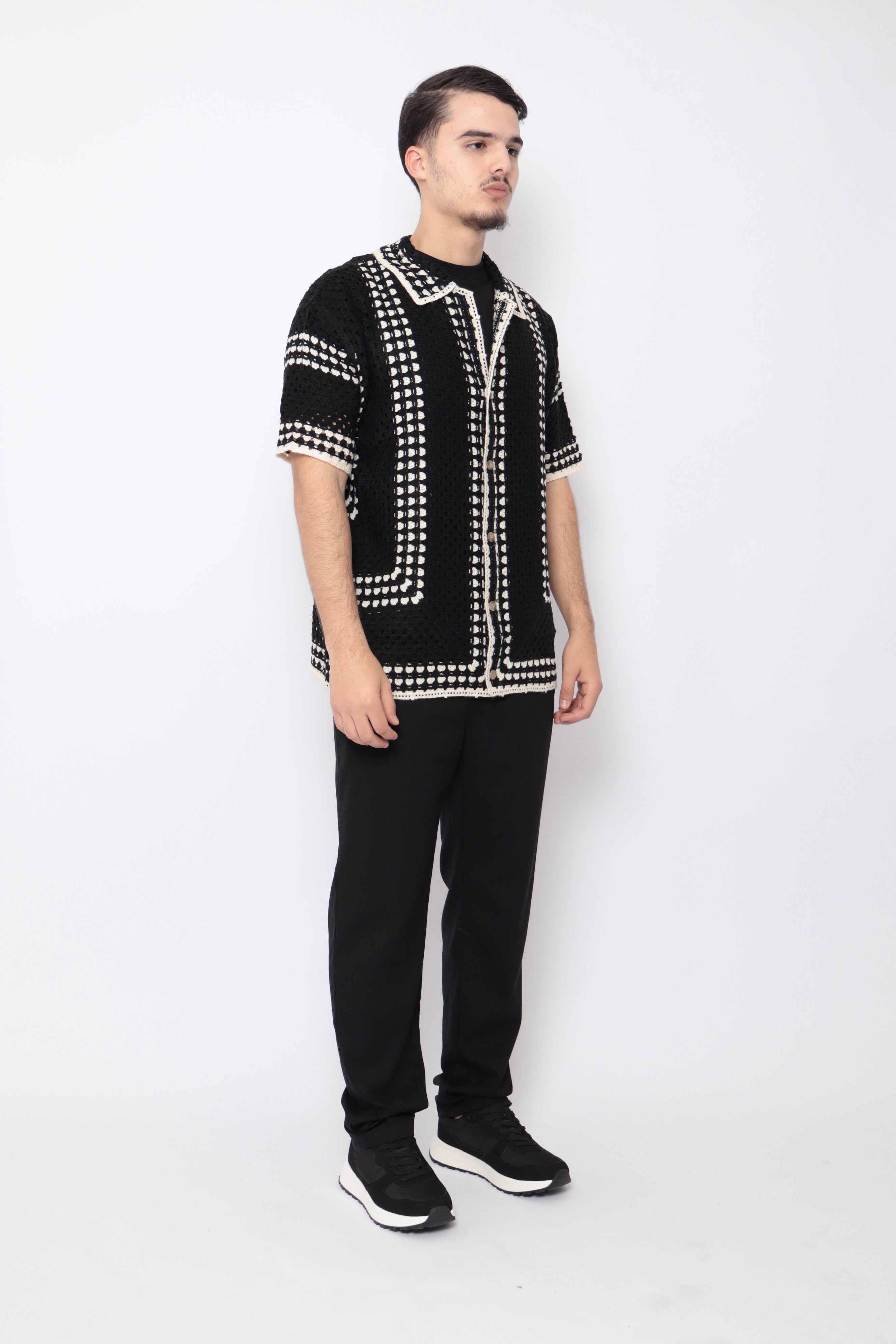 Chemise ajourée noire de style carré, fabriquée par NO LIMIT, avec détails en dentelle et design élégant.