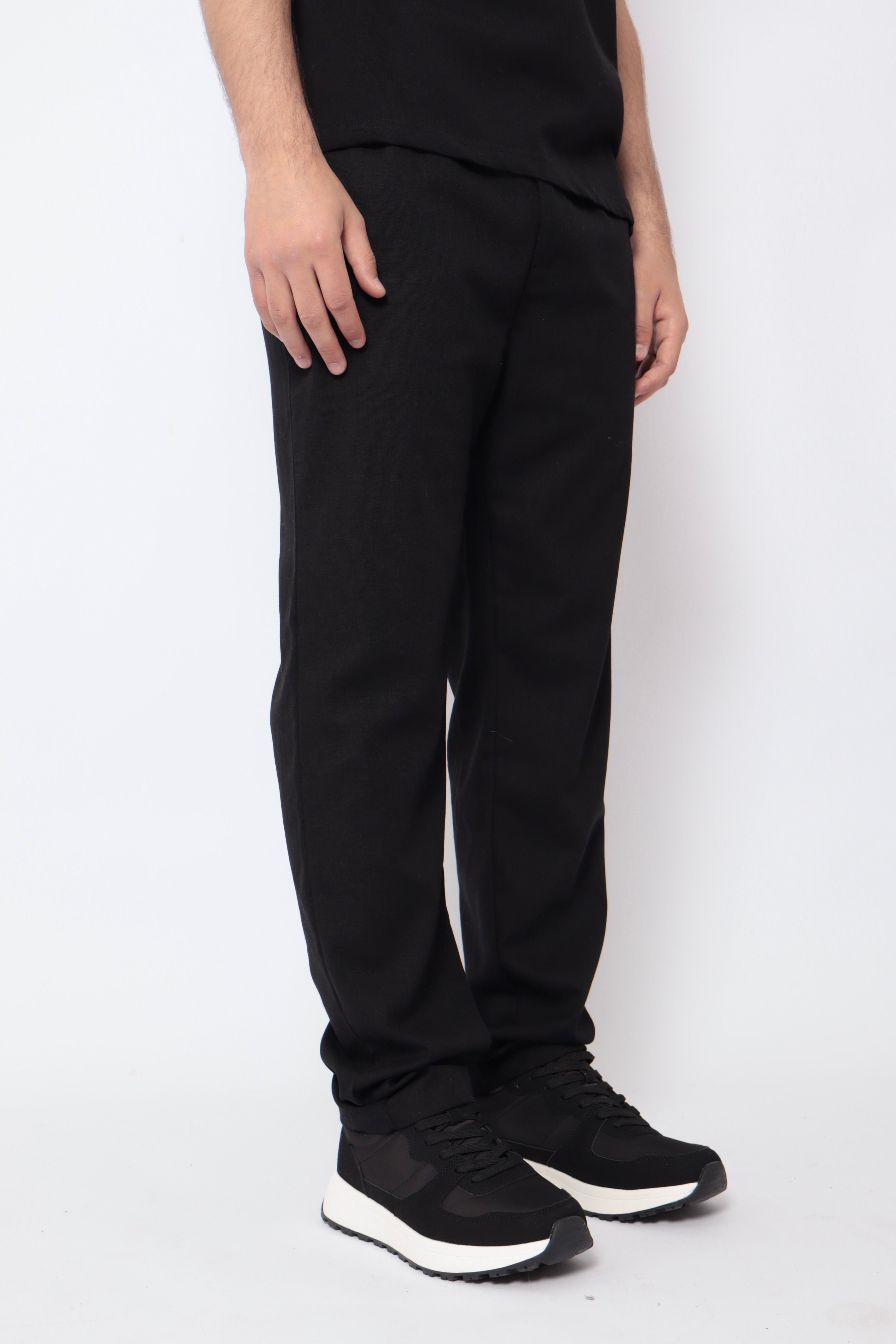 Pantalon noir effet lin NO LIMIT, coupe décontractée, tissu léger, porté avec une ceinture en taille haute.