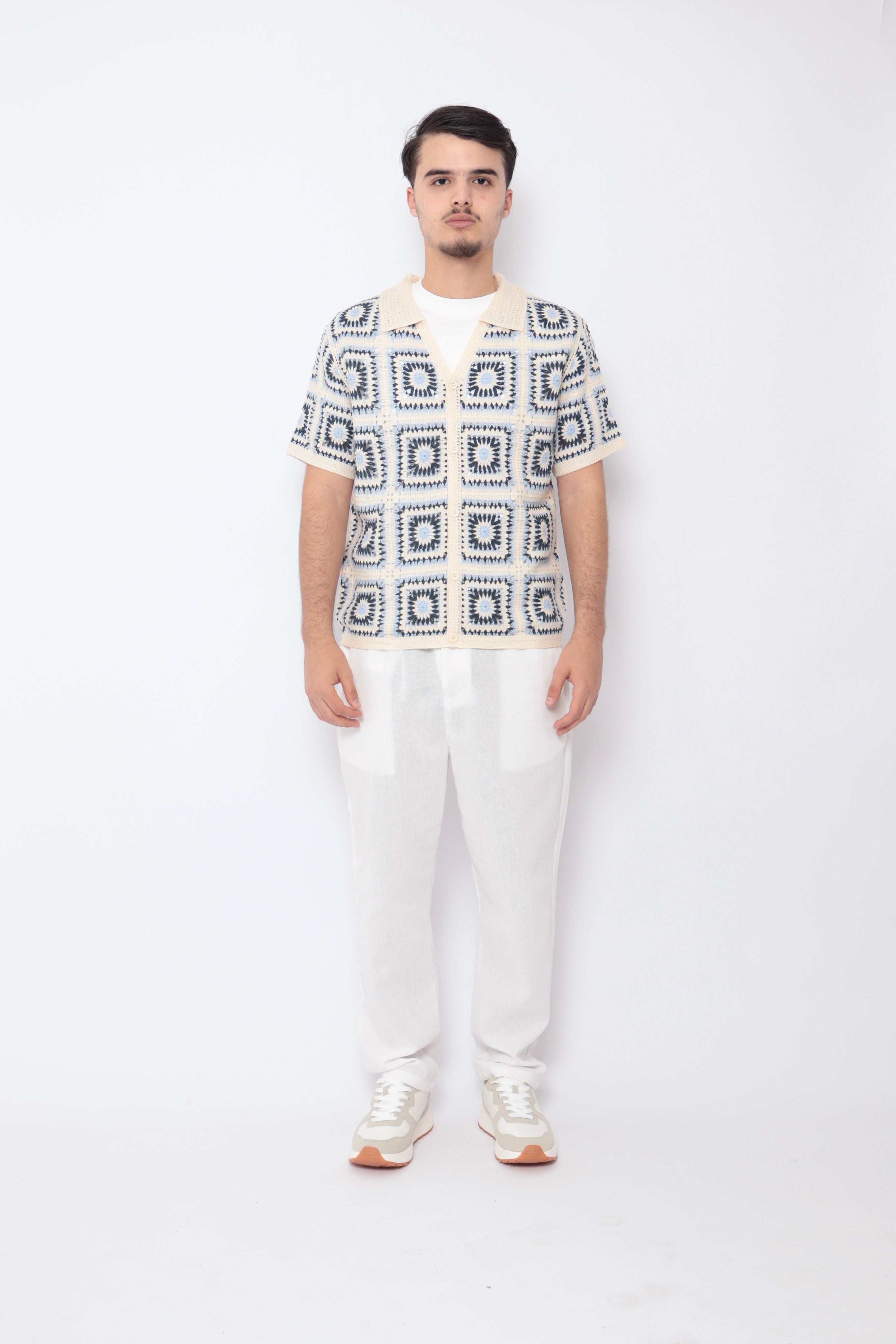 Chemise ajourée NO LIMIT avec motif carré bleu, tissu léger et transparent, vue de face.