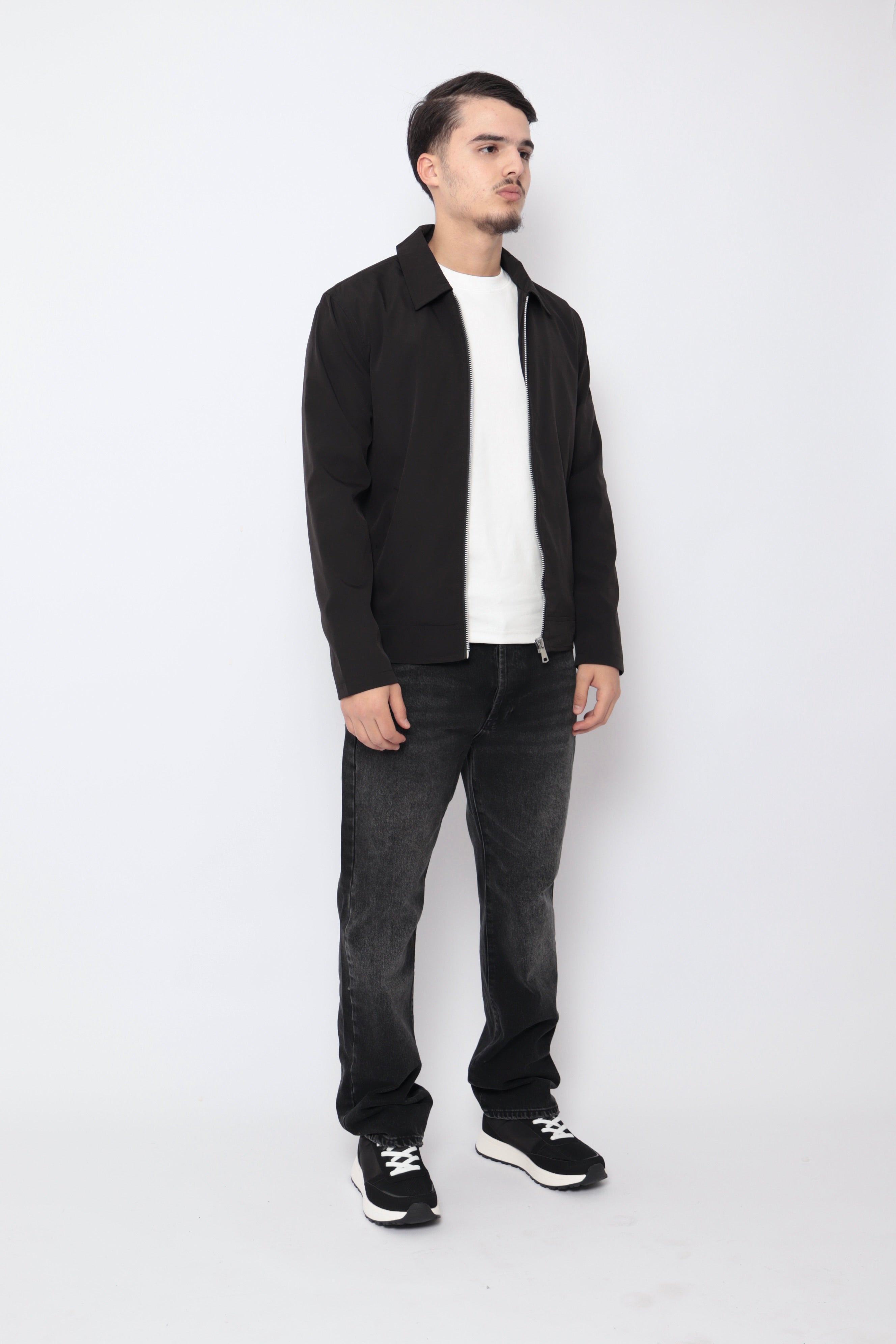Veste classique noire de la marque NO LIMIT, vue en gros plan, en tissu élégant et adapté à un style décontracté.