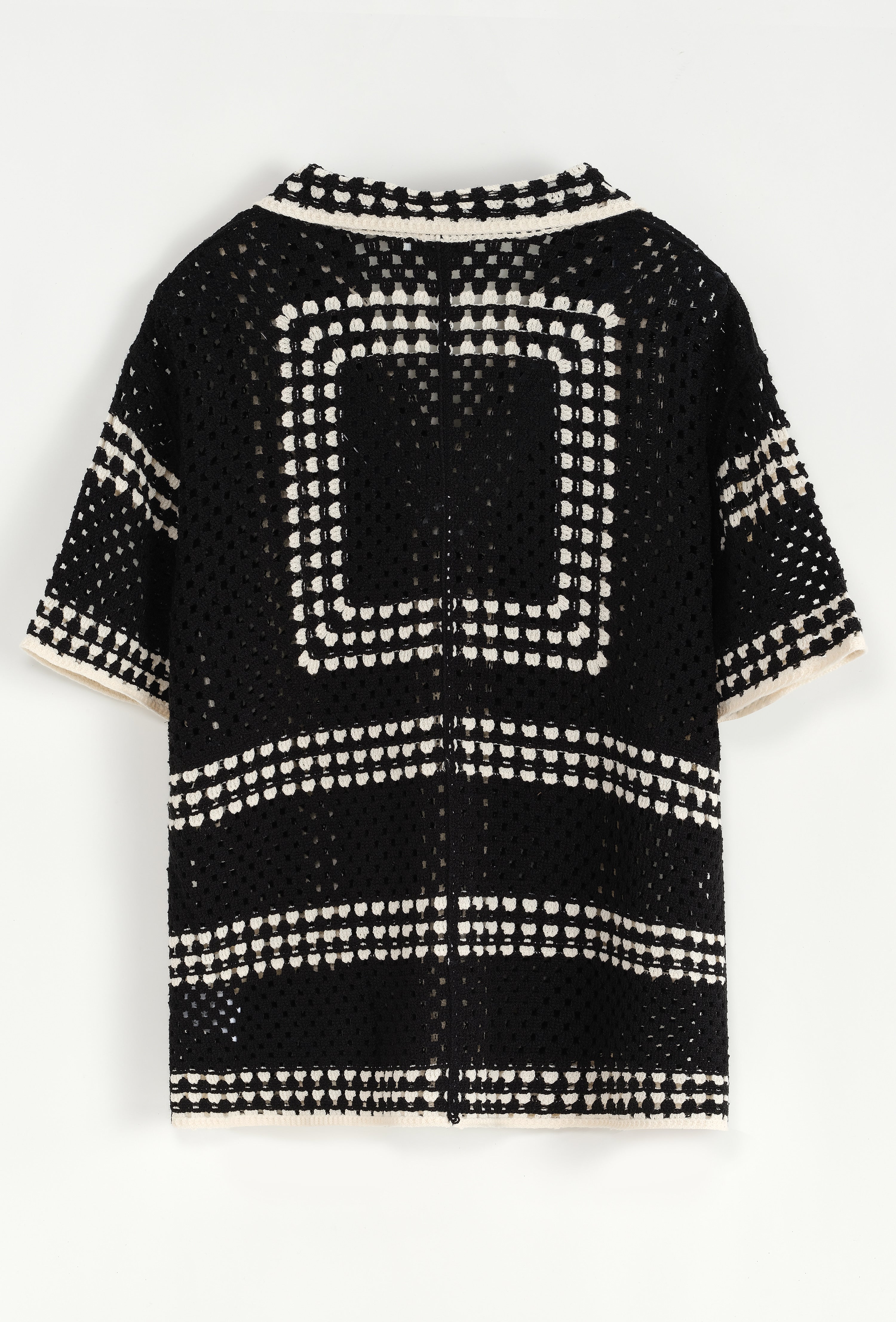 Chemise ajourée noire de la marque NO LIMIT, détail de motif carré, tissu léger et transparent, portée sur mannequin.
