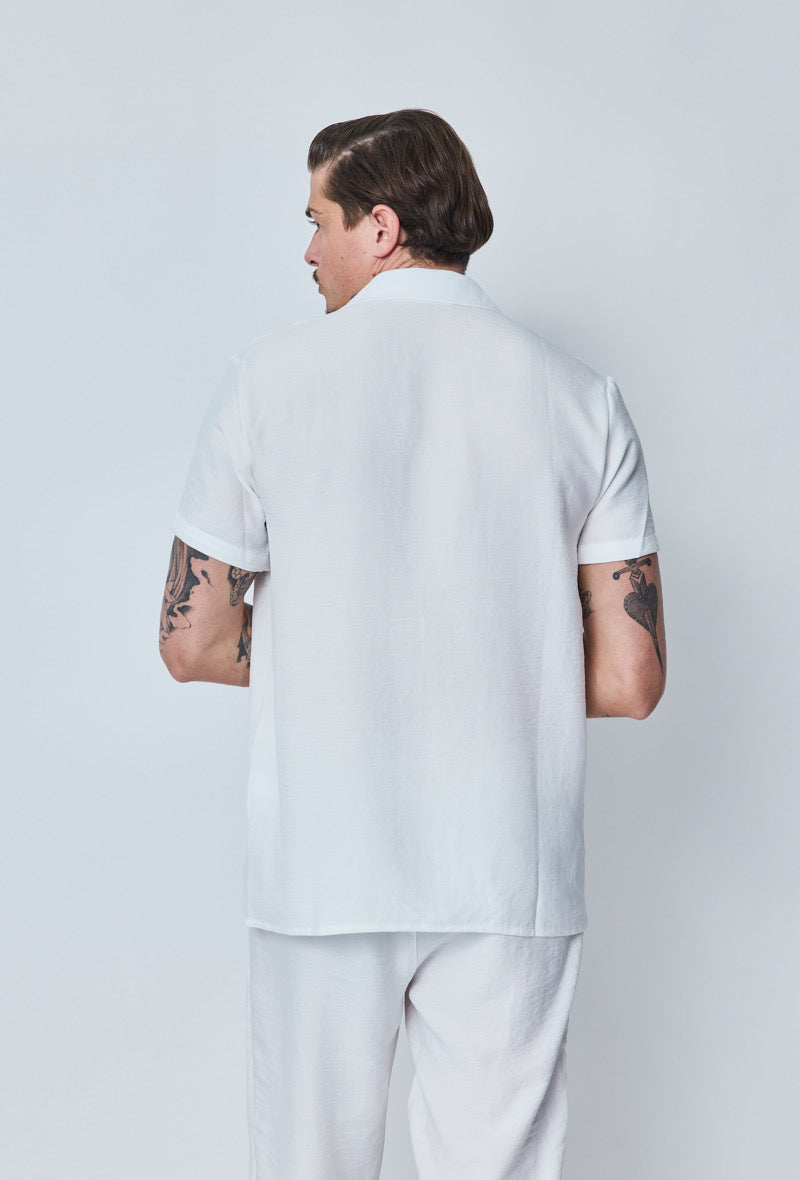 Chemise légère blanche de la marque NO LIMIT, en tissu fluide, avec col et manches longues, portée sur un mannequin.