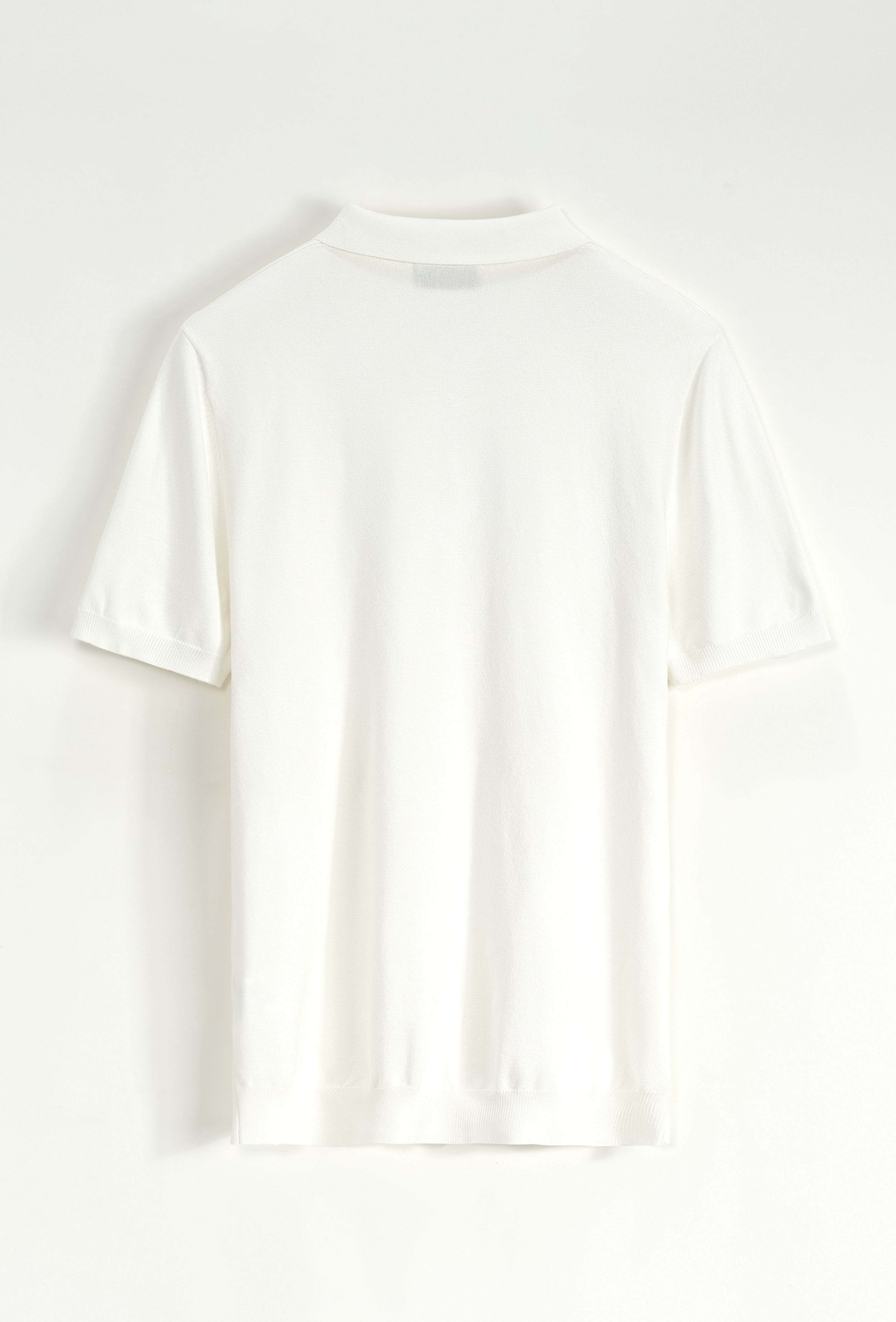 Polo blanc à zip pour homme NO LIMIT avec manches courtes, porté sur un mannequin, détail du col à zip visible.