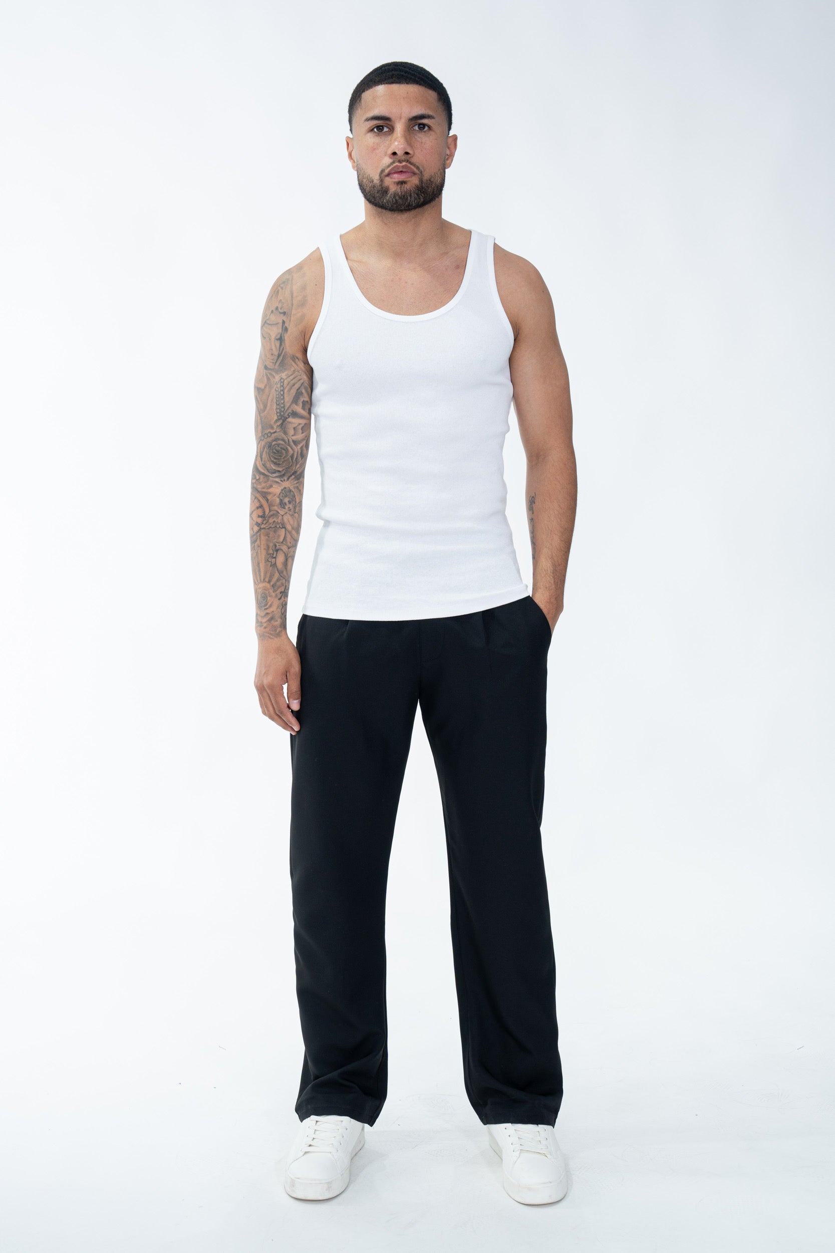 Pantalon fluide noir NO LIMIT, coupe décontractée en tissu léger, vue de devant sur mannequin.