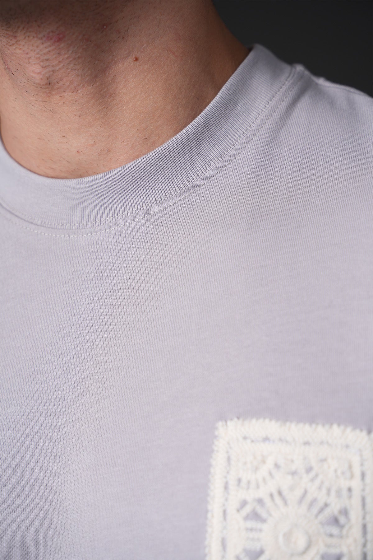 T-shirt gris carré brodé de la marque NO LIMIT, devant avec motif brodé visible.
