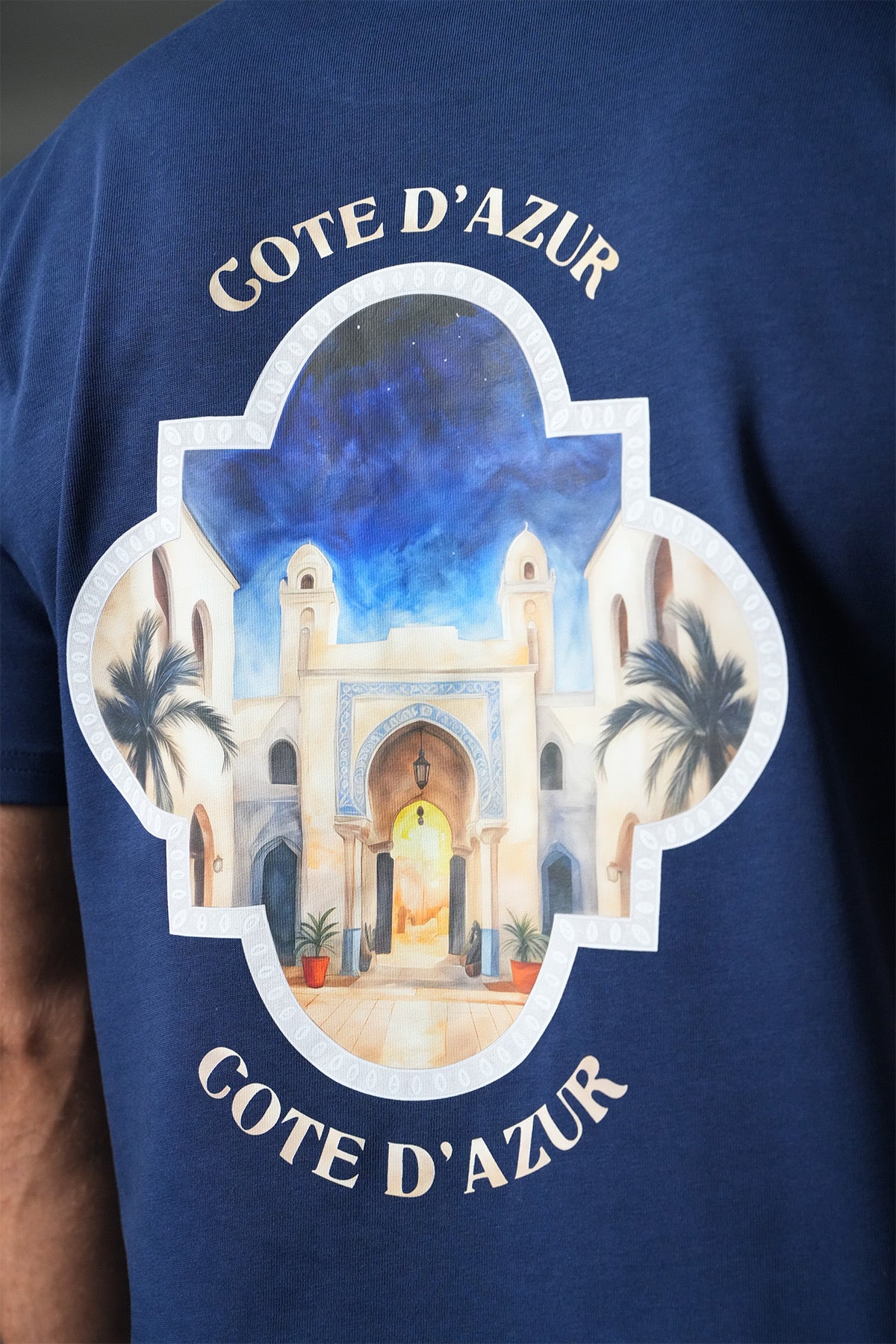 T-shirt NO LIMIT Côte d'Azur bleu marine, en coton, avec logo sur la poitrine, porté sur mannequin.