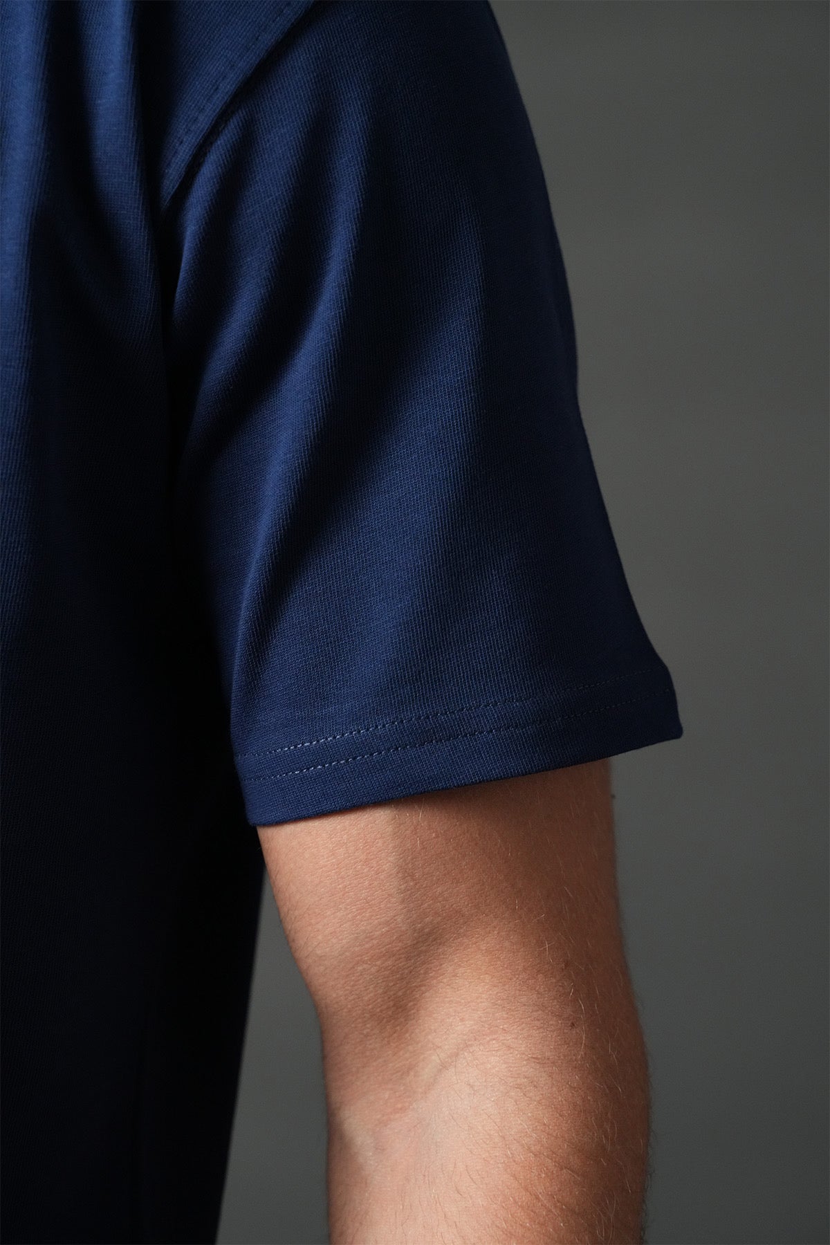 T-shirt NO LIMIT Côte d'Azur bleu marine, en coton, avec motif côtier, porté sur mannequin.
