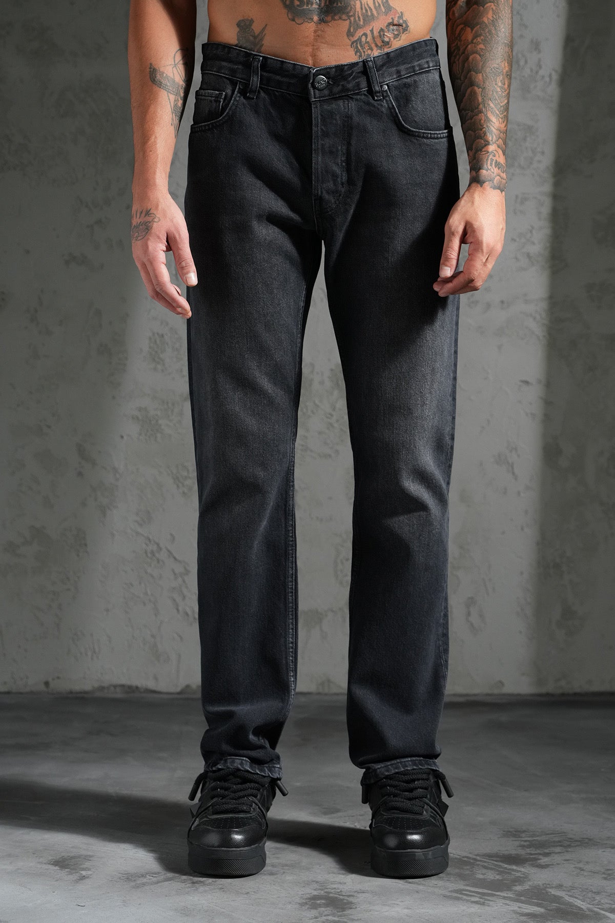 Jean regular noir NO LIMIT, pantalon en denim noir avec coupe classique, visible en gros plan dans l'image.