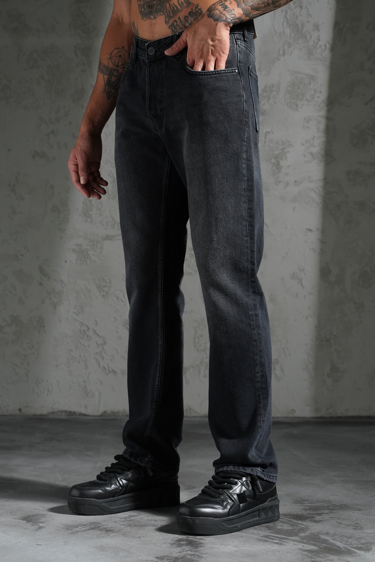 Jeans regular noirs de la marque NO LIMIT, visible sur l'image, avec coupe classique et détails en denim.