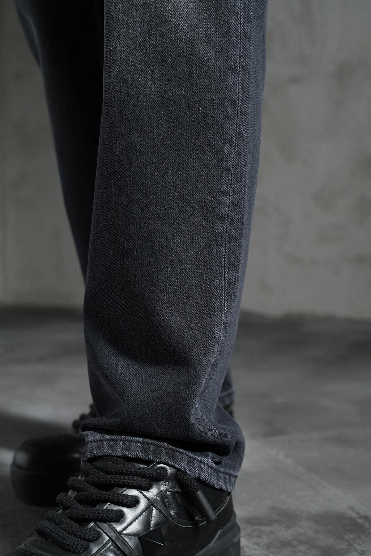 Jeans regular noirs de la marque NO LIMIT, coupe classique, en tissu denim, visible avec détails de couture.