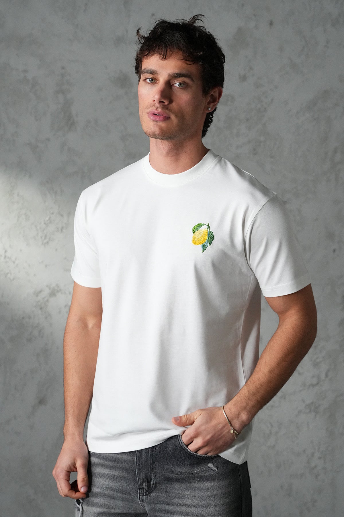 T-shirt blanc NO LIMIT avec motif citron, manche courte, tissu léger, porté sur mannequin, style décontracté.
