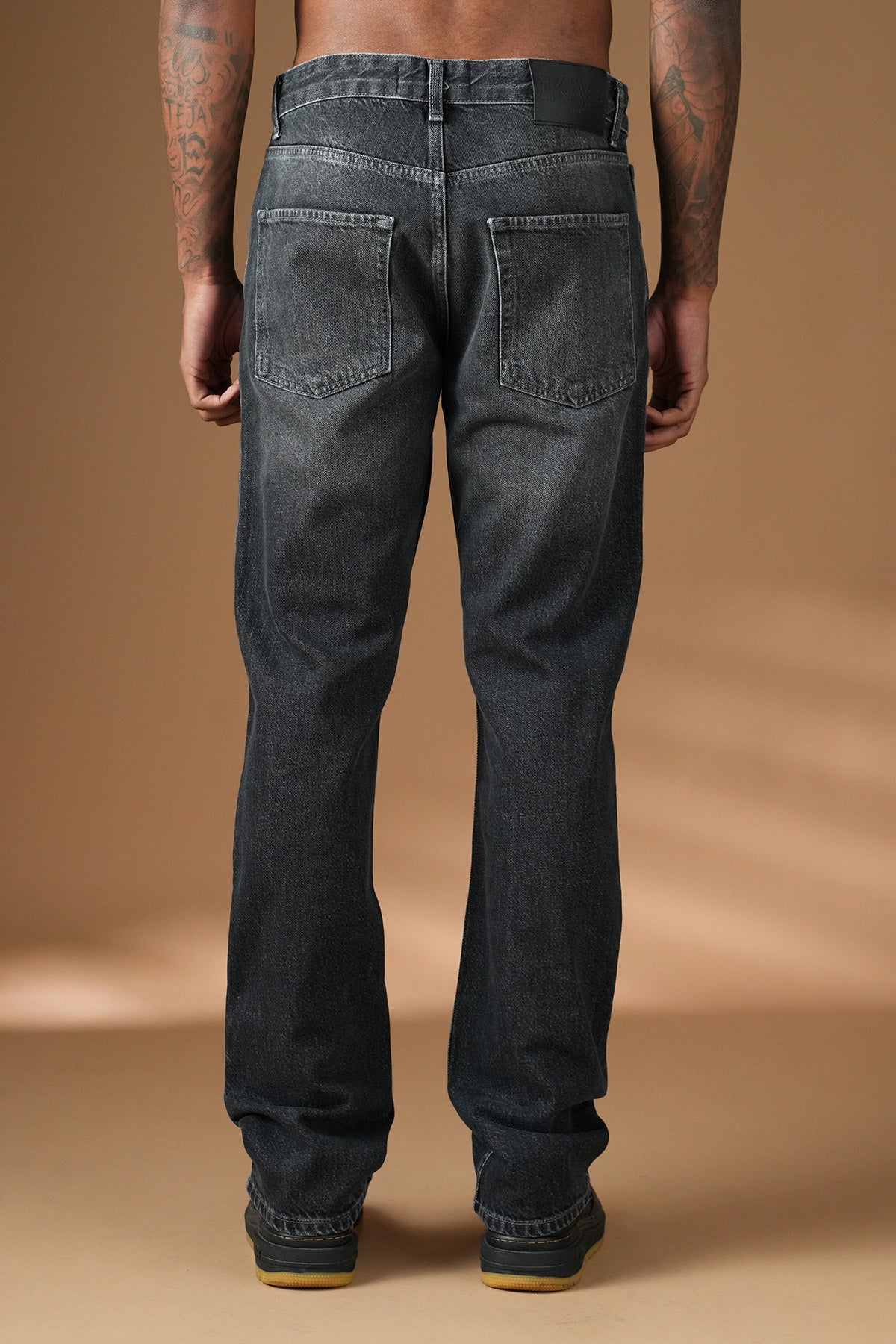 Jeans regular noirs NO LIMIT, style 4108, en denim avec coupe classique, visible sur la photo.