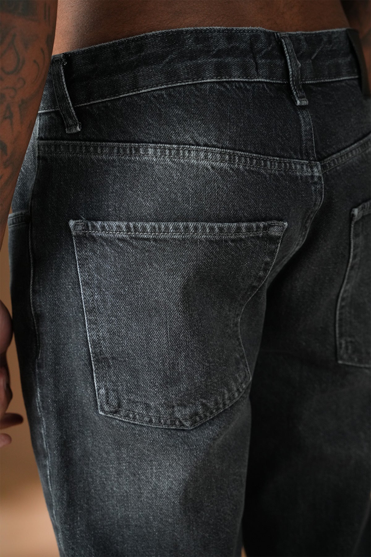 Jean regular noir NO LIMIT, jean en denim noir avec coupe classique, visible sur l'image.