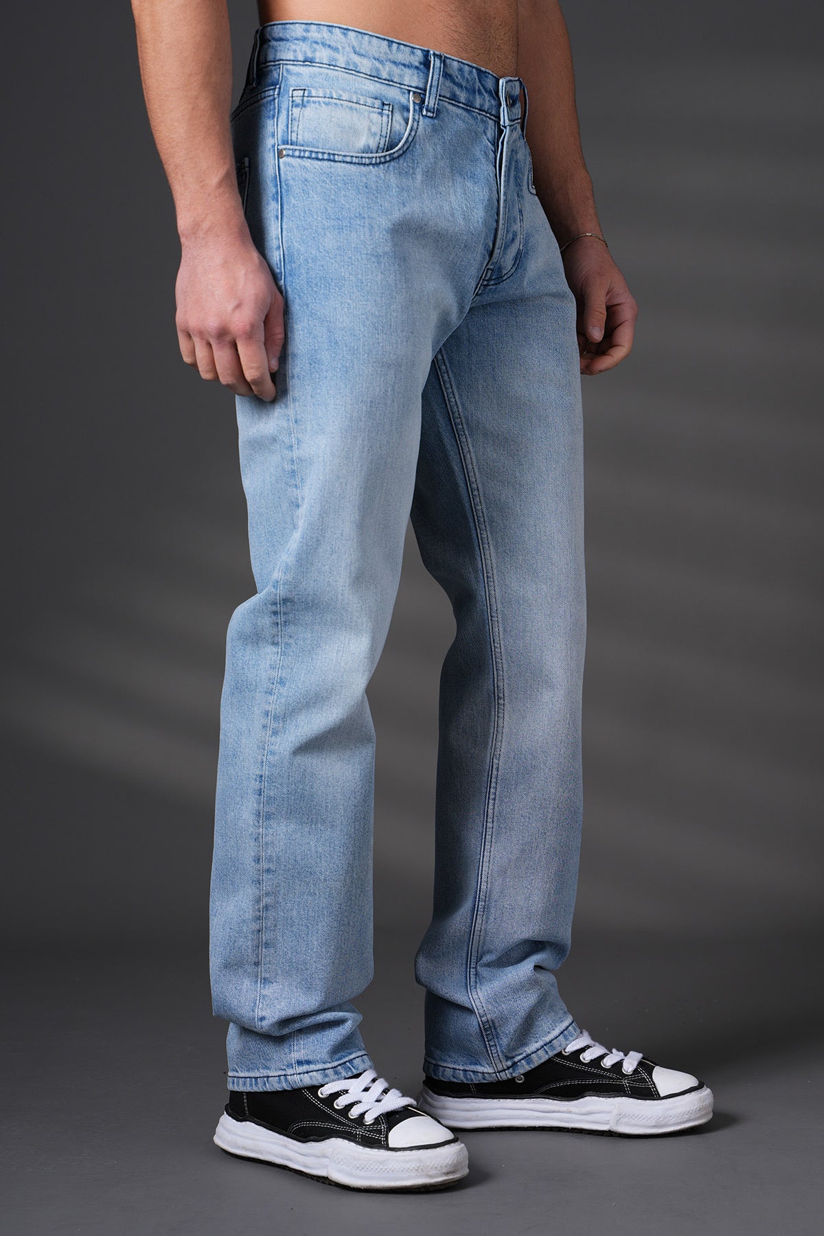 Jean regular bleu NO LIMIT, vue de face montrant la coupe classique et la texture en denim sur la photo IMG_6551.jpg
