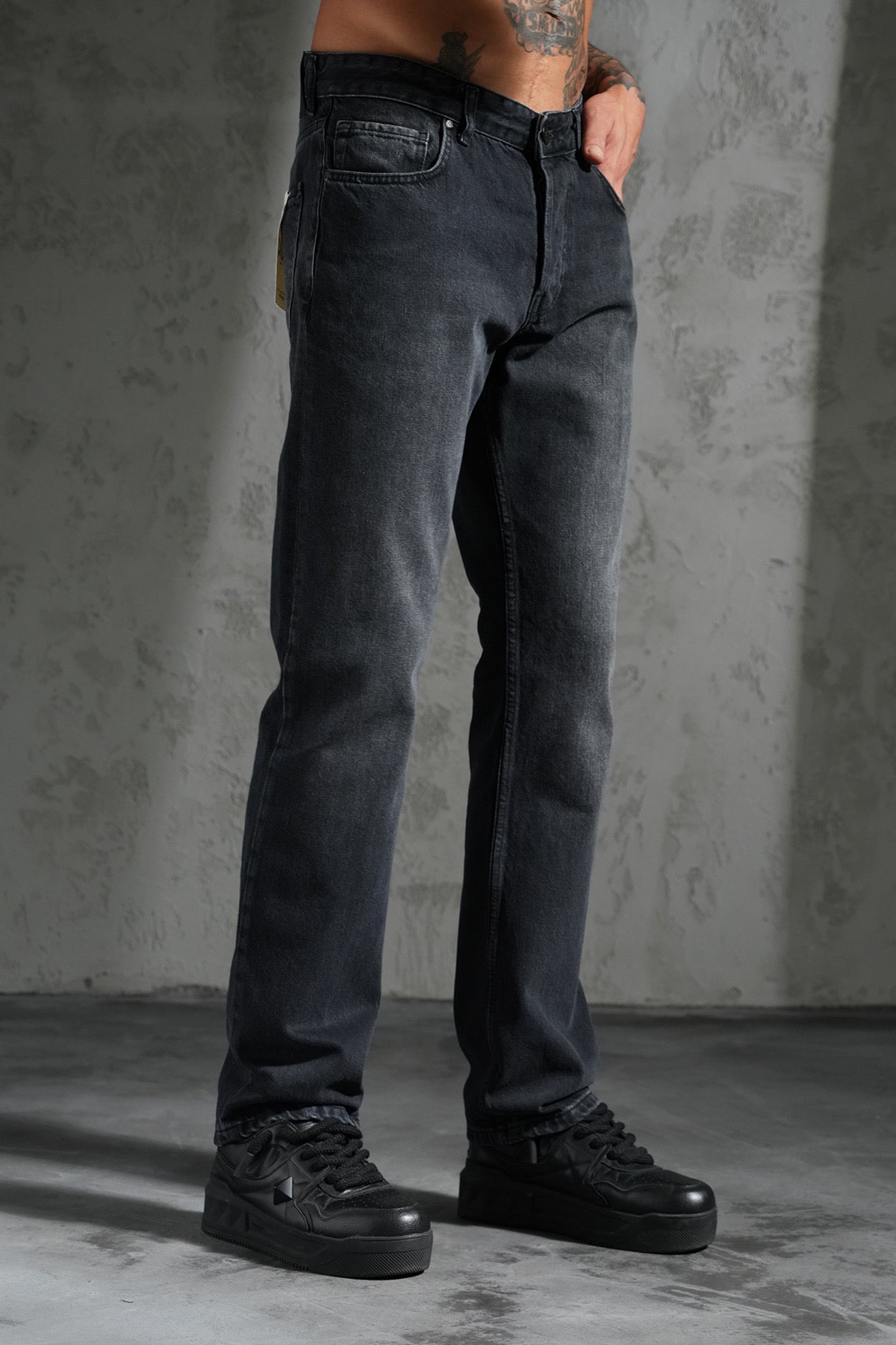 Jeans regular noirs de la marque NO LIMIT, vue de face, avec coupe classique et détails en denim.
