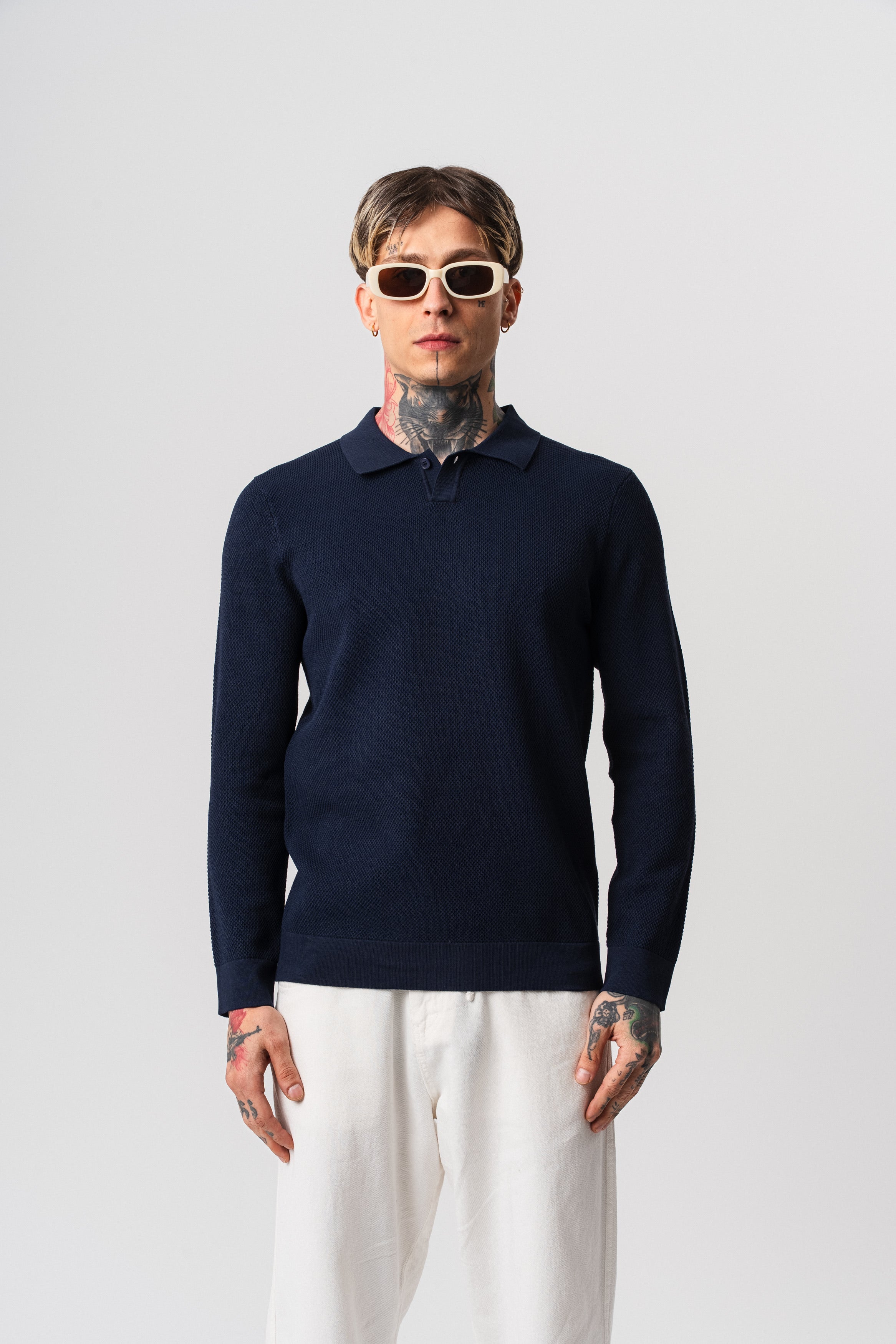 Polo alvéolé à boutons bleu marine à manches longues de la marque NO LIMIT, image montrant le col et la texture alvéolée.