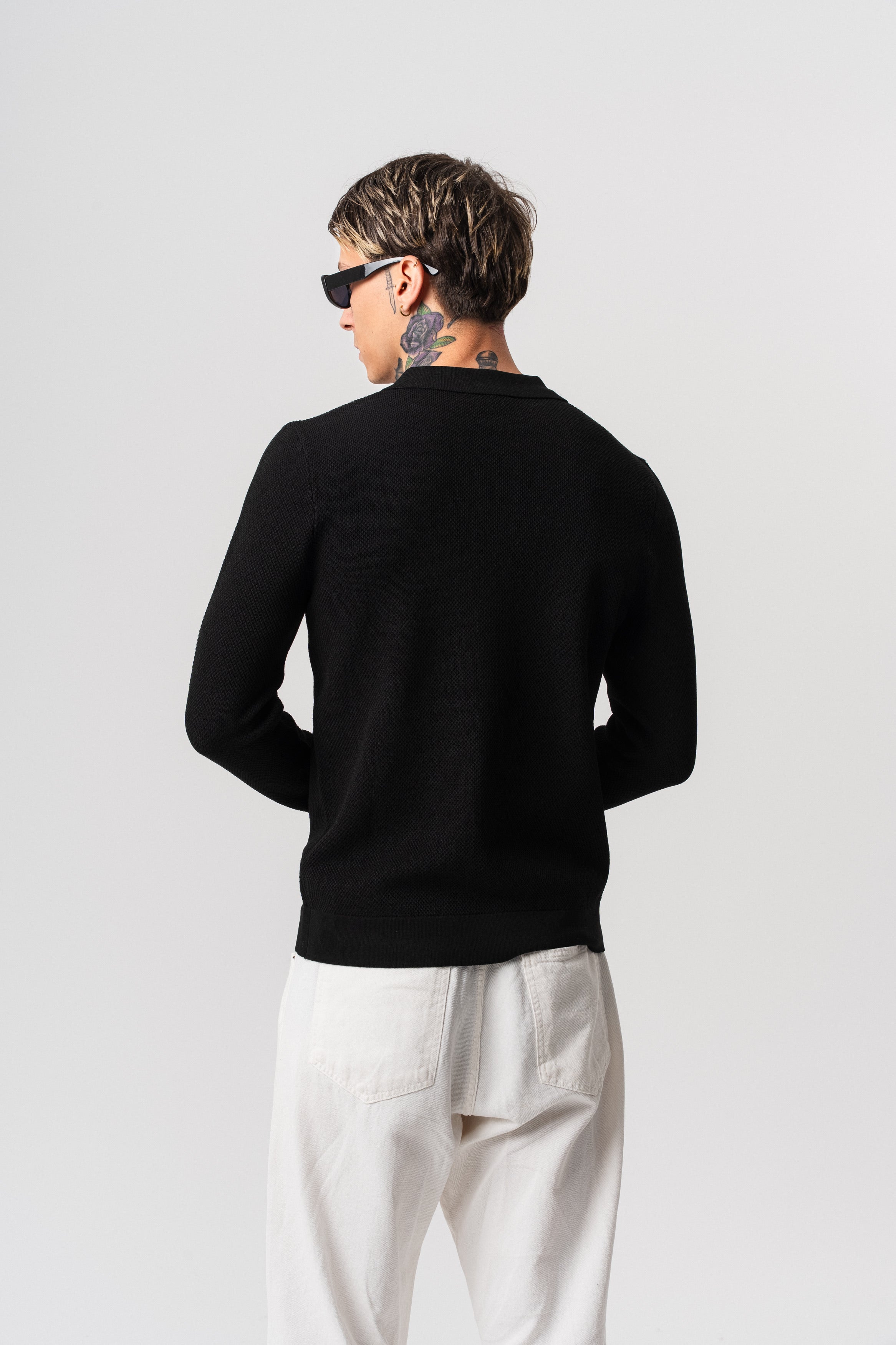 Polo noir à boutons à manches longues NO LIMIT avec alvéoles, image montrant le détail du tissu et du col.