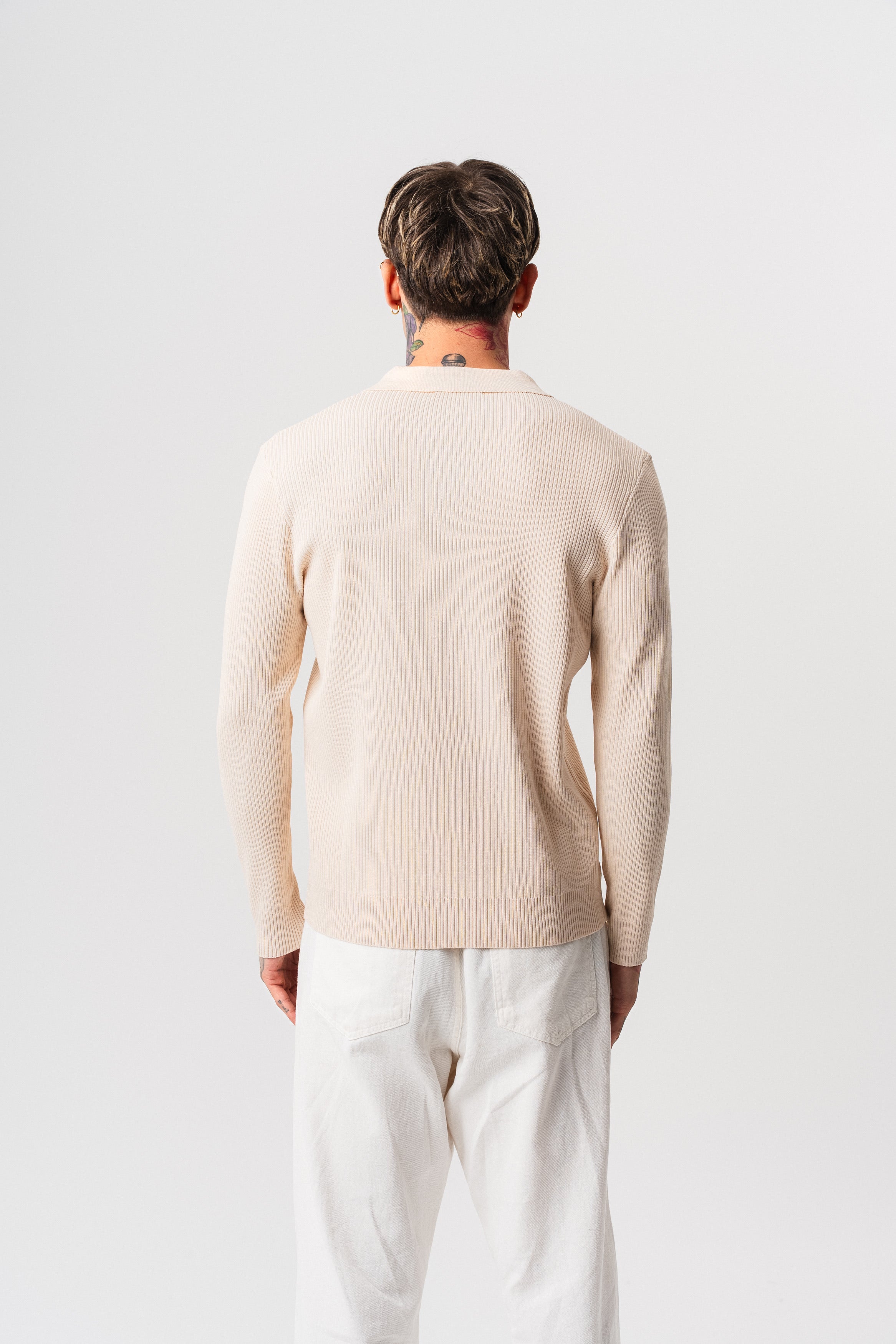 Polo en coton côtelé col ouvert beige de marque NO LIMIT, manches longues, porté sur un mannequin.