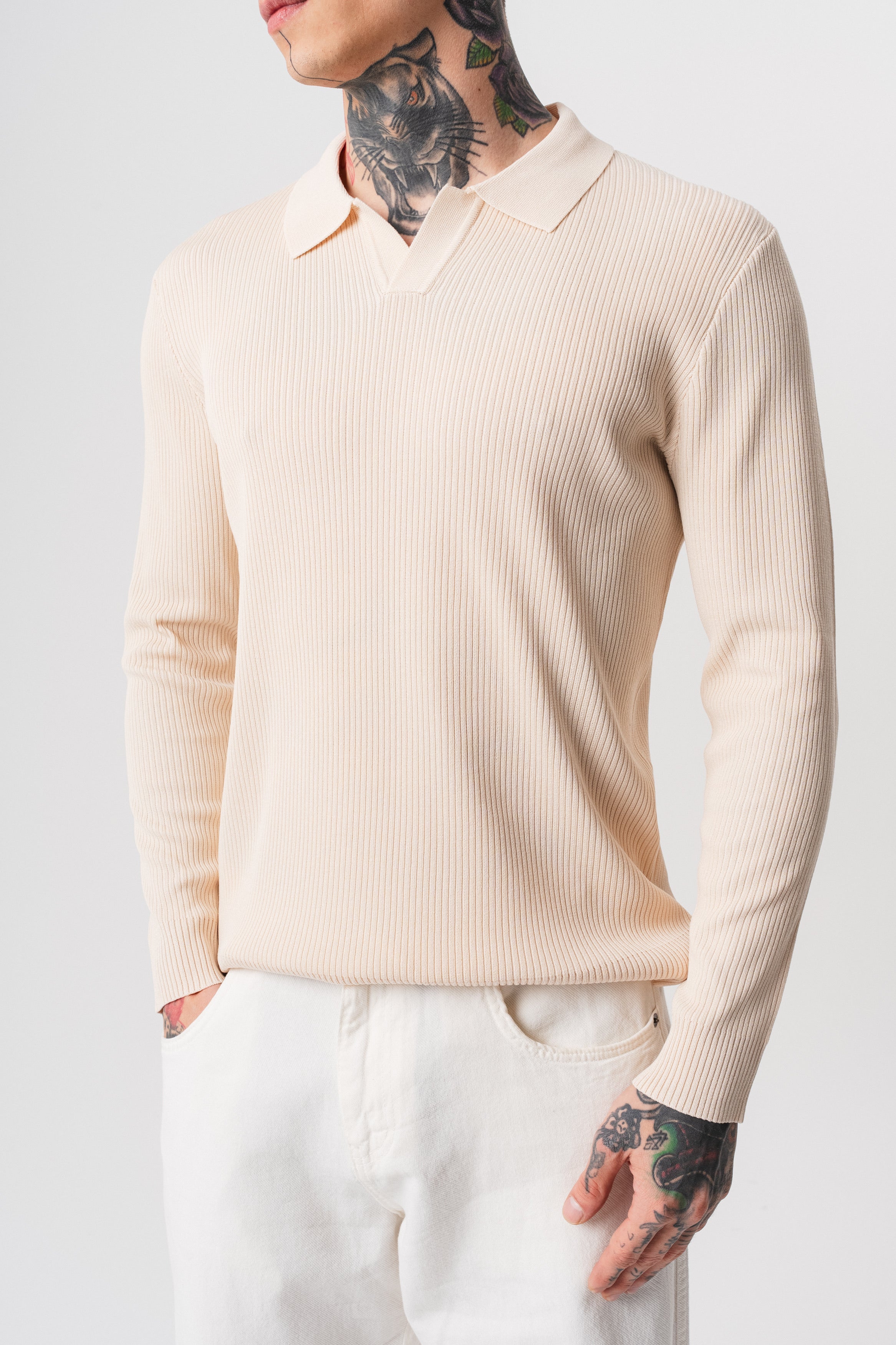 Pull en coton côtelé beige à col ouvert pour homme de la marque NO LIMIT, manches longues, porté sur un mannequin.