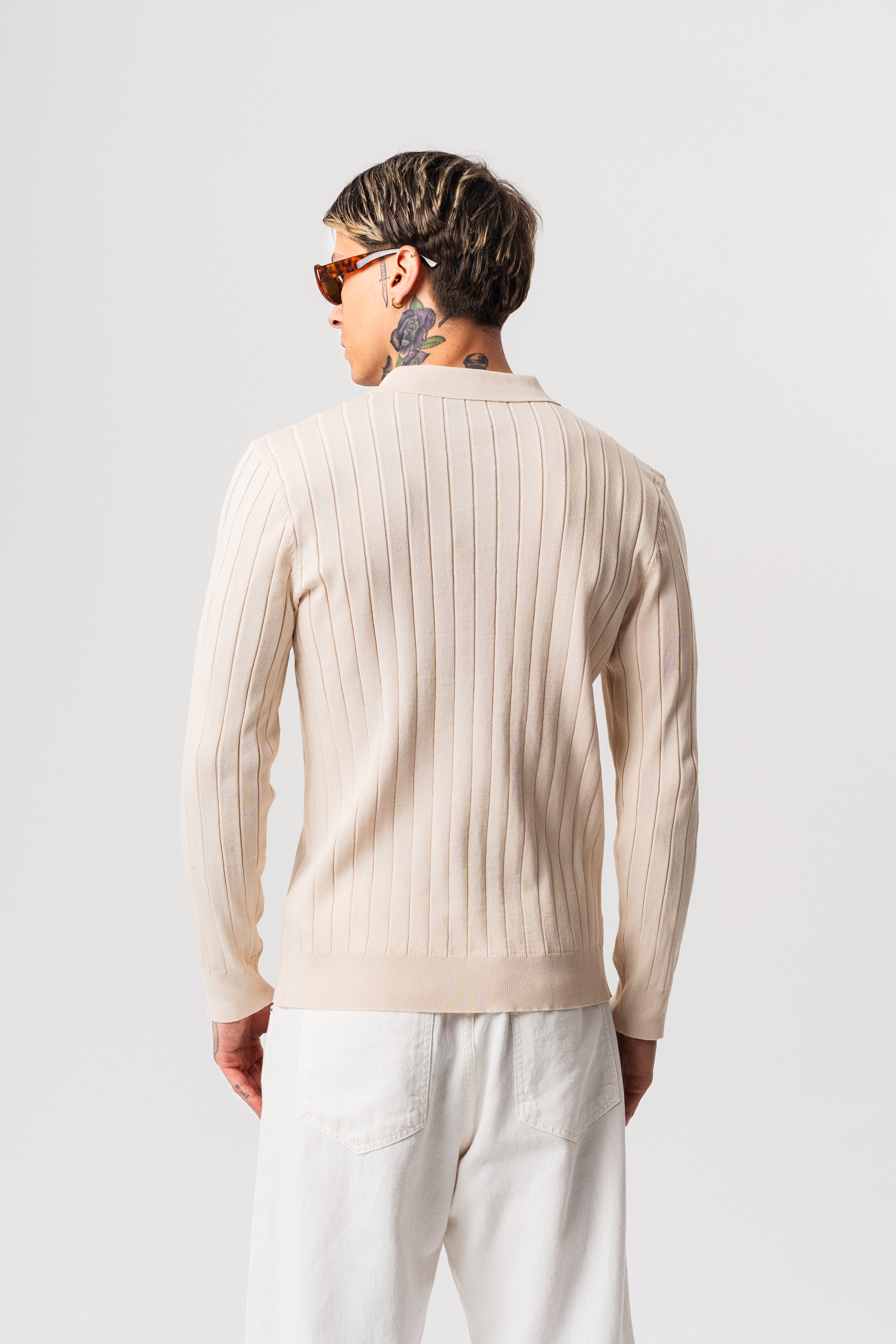 Polo en coton côtelé beige à manches longues de la marque NO LIMIT, avec zip devant, porté sur un mannequin.