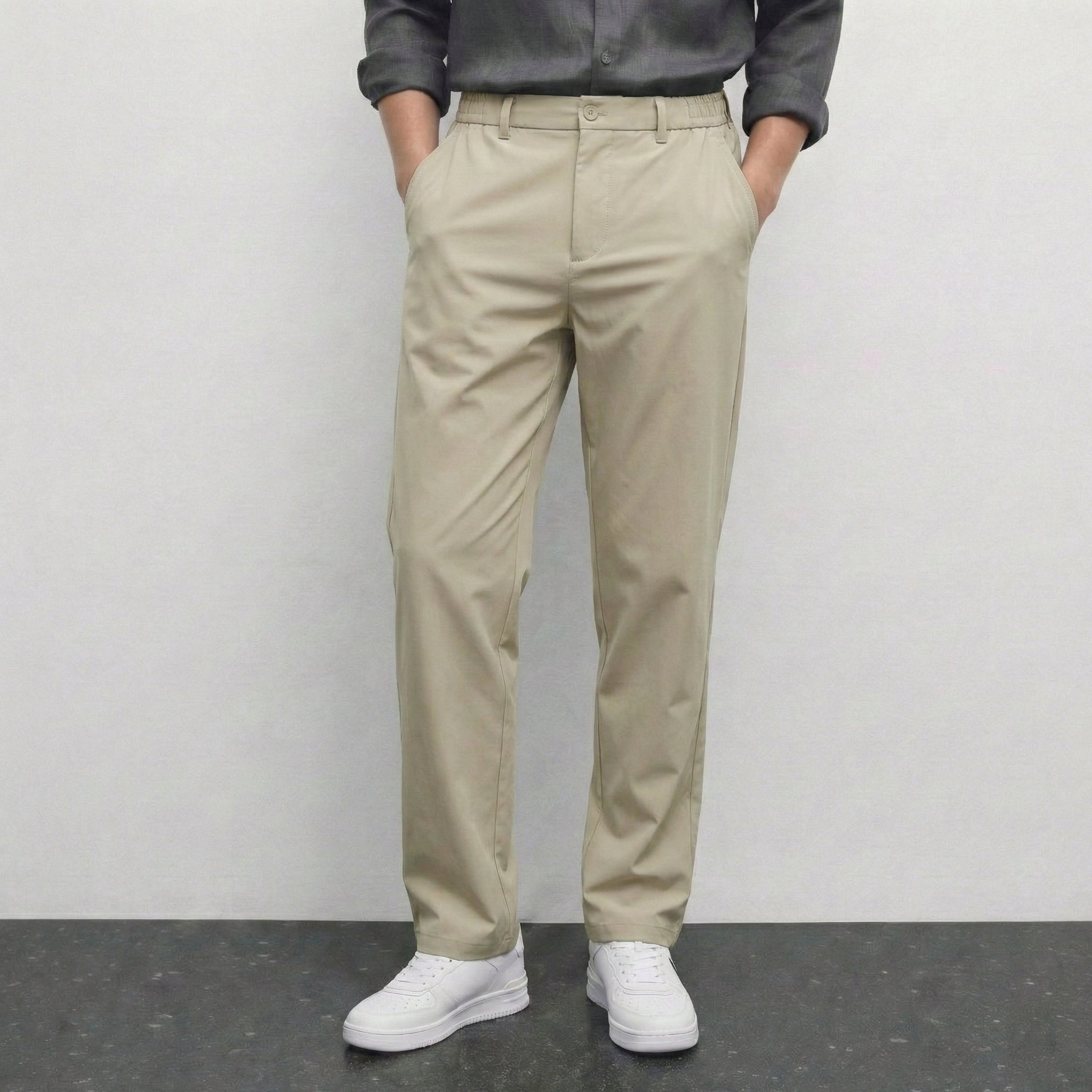 Pantalon beige NO LIMIT pour homme, coupe classique, tissu léger, porté avec une ceinture, vue frontale.