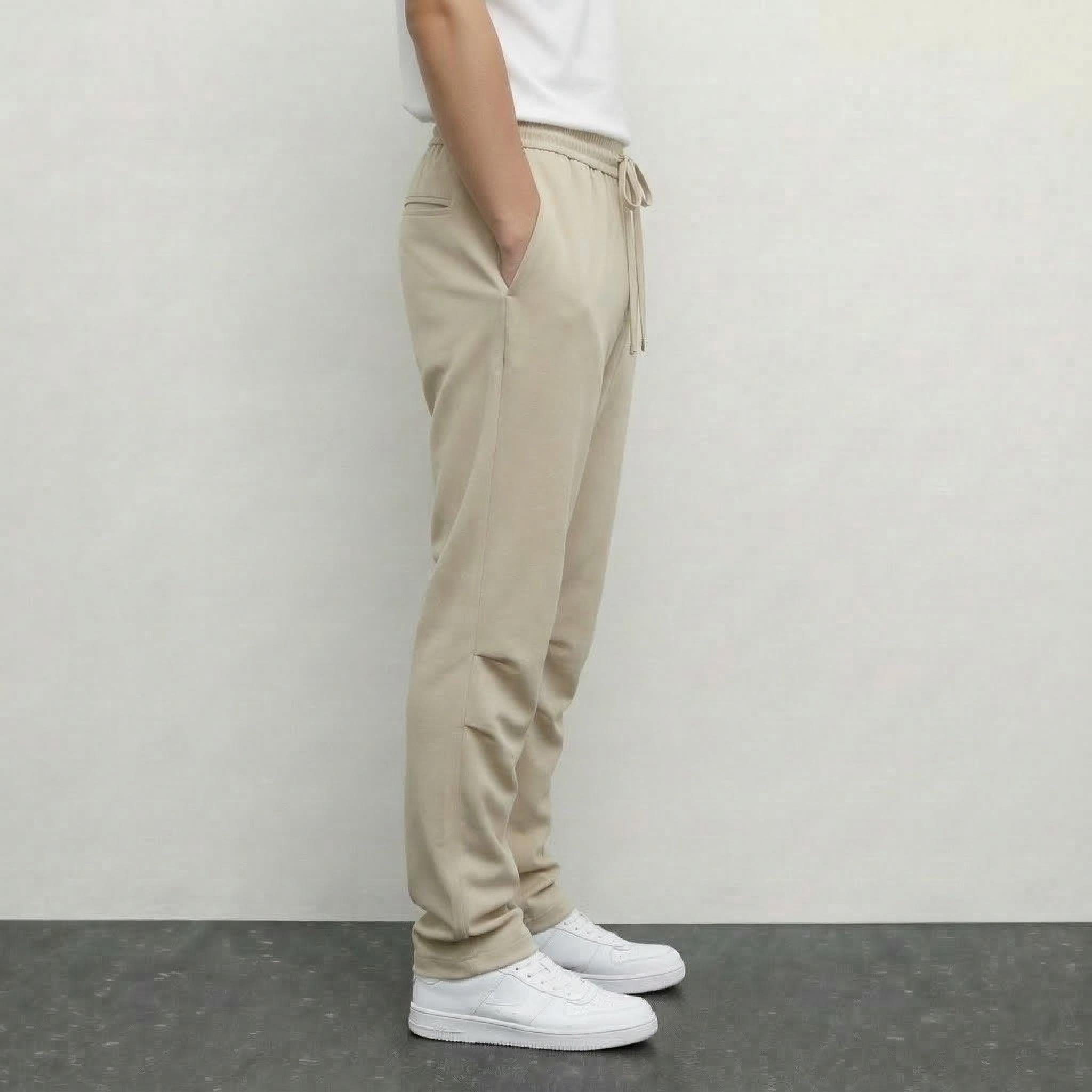 Pantalon beige NO LIMIT pour homme, coupe classique, tissu léger, porté sur un mannequin dans une scène urbaine.