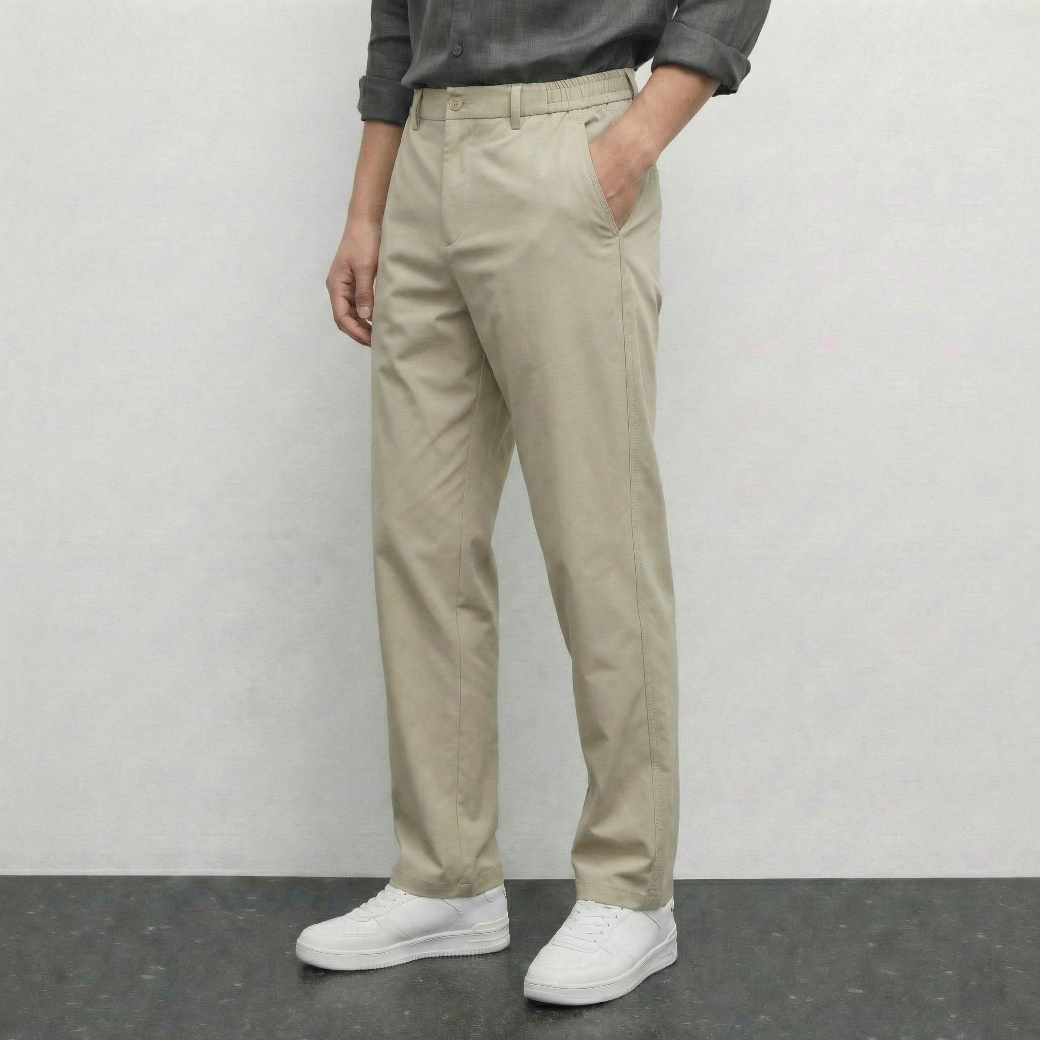 Pantalon beige NO LIMIT, style décontracté, tissu léger, coupe droite, porté avec une chemise blanche, vue de face.