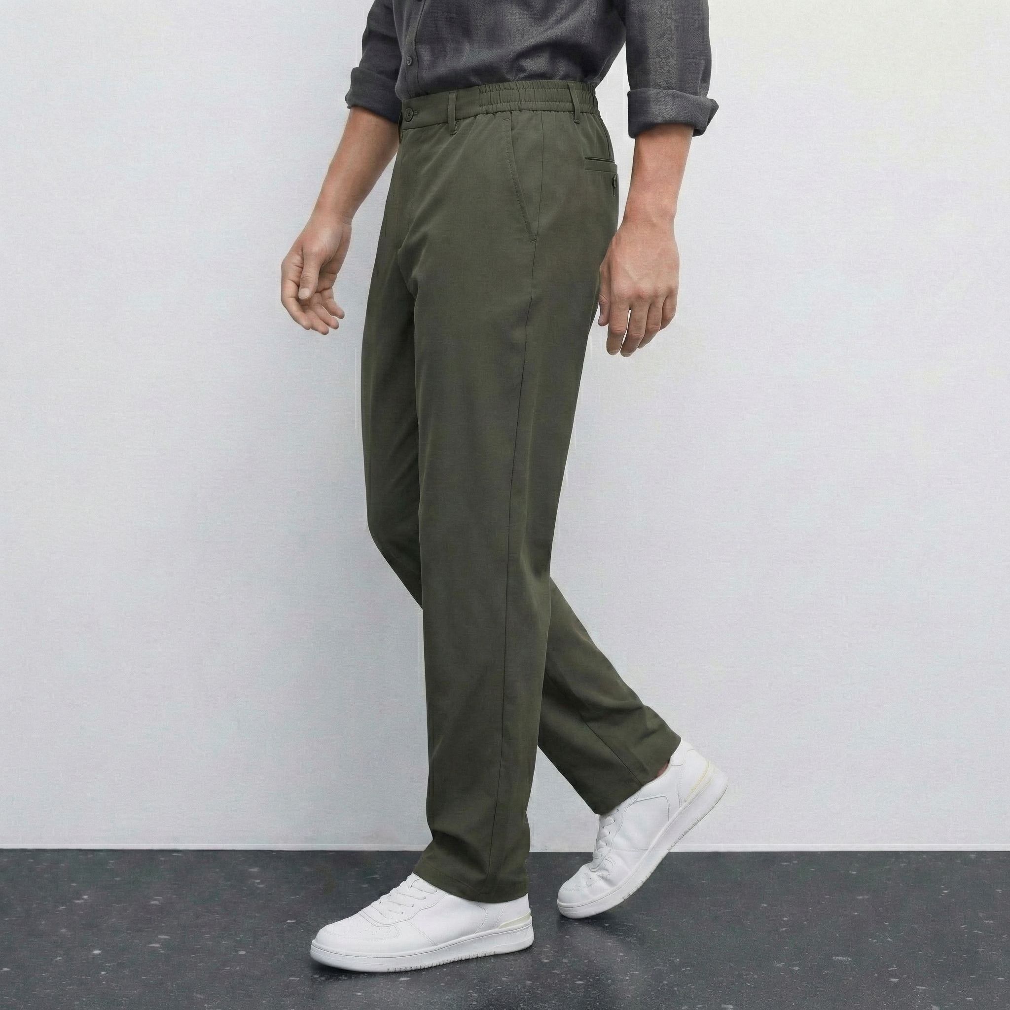 Pantalon kaki NO LIMIT, style décontracté, coupe ajustée, tissu léger, porté sur un fond neutre.