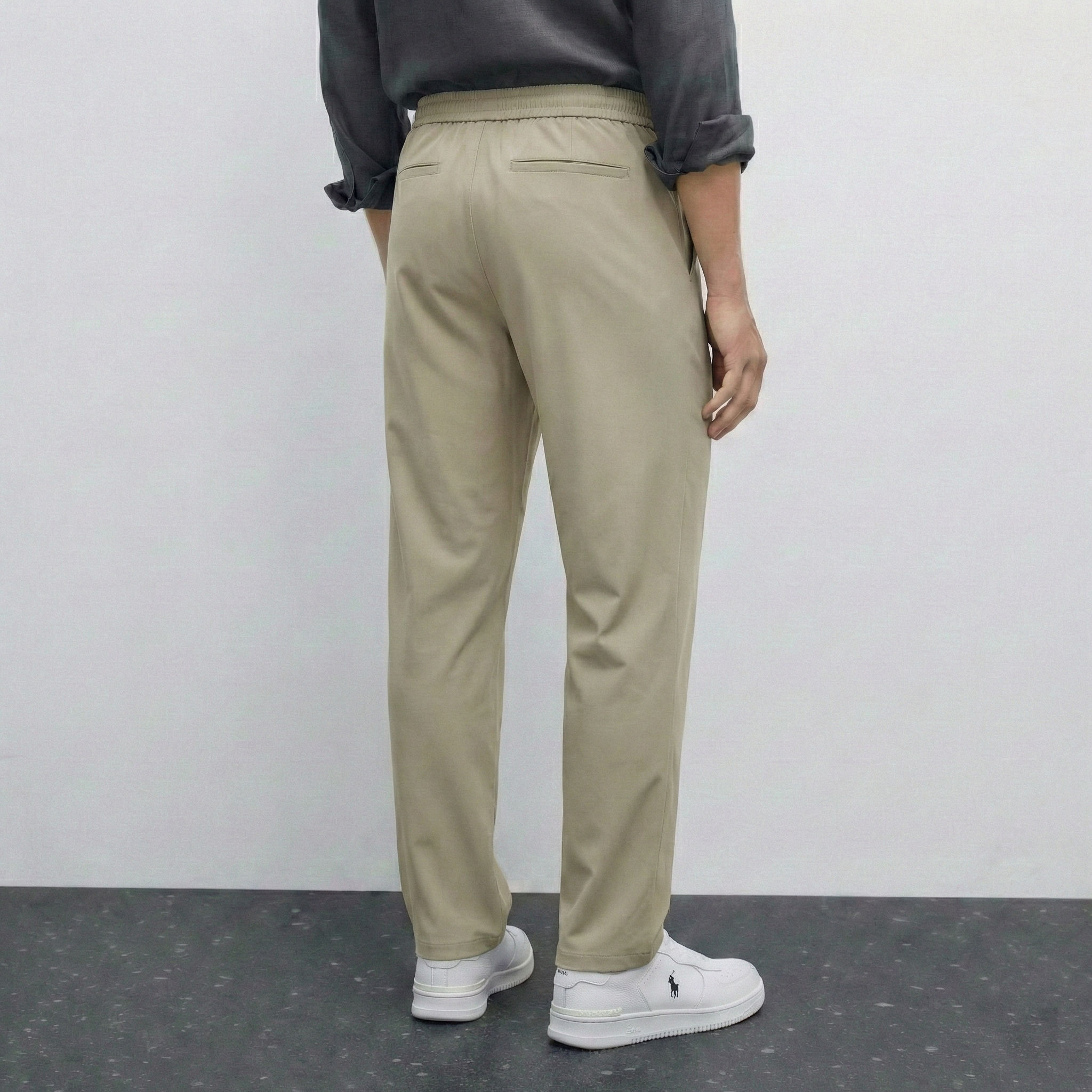 Pantalon beige NO LIMIT, coupe droite, tissu léger, vue de face sur fond neutre.