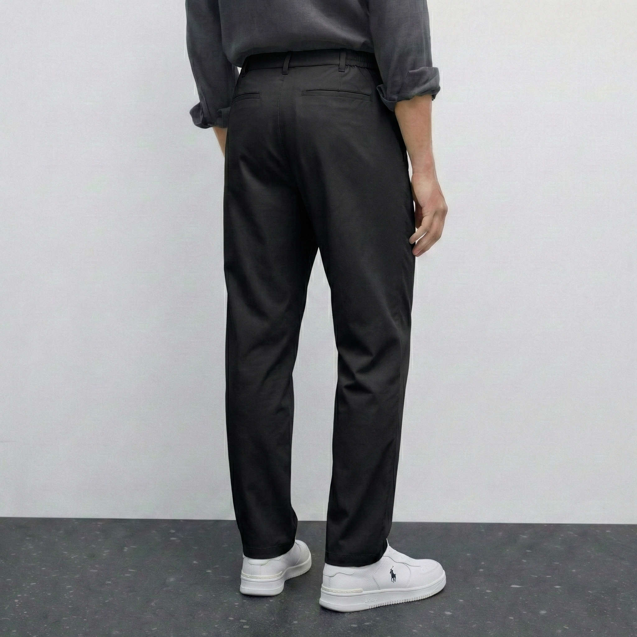 Pantalon noir NO LIMIT, style décontracté, coupe droite, tissu léger, présenté sur mannequin.