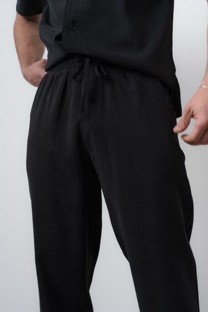 Ensemble Ibiza noir de NO LIMIT avec haut et pantalon assortis, porté sur mannequin, vue de face.