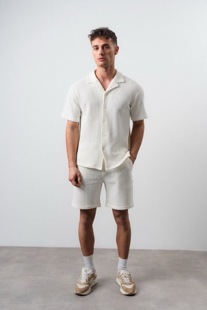 Ensemble maille gaufrée blanc cassé NO LIMIT, vêtement d'été élégant avec texture gaufrée visible.