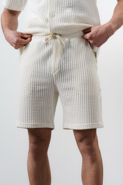 Ensemble maille gaufrée blanc cassé NO LIMIT, vêtement tendance en maille texturée, porté sur mannequin.