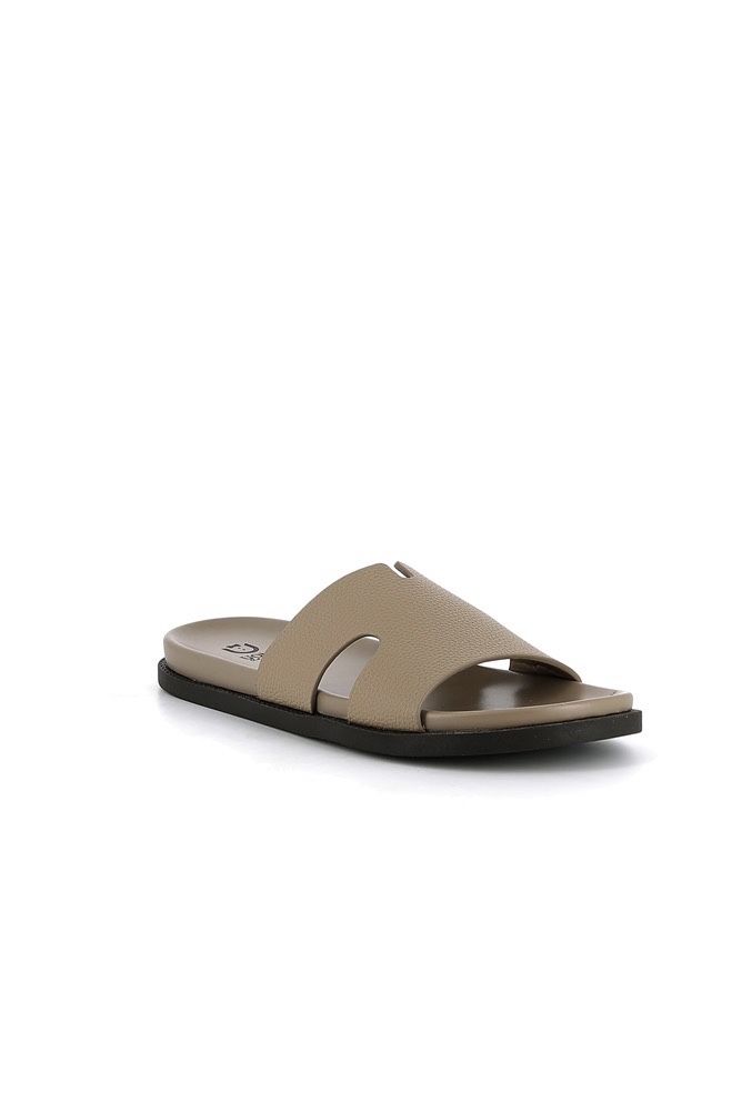 Sandales en cuir beige de la marque NO LIMIT, visibles en tant que baskets élégantes pour un style décontracté.