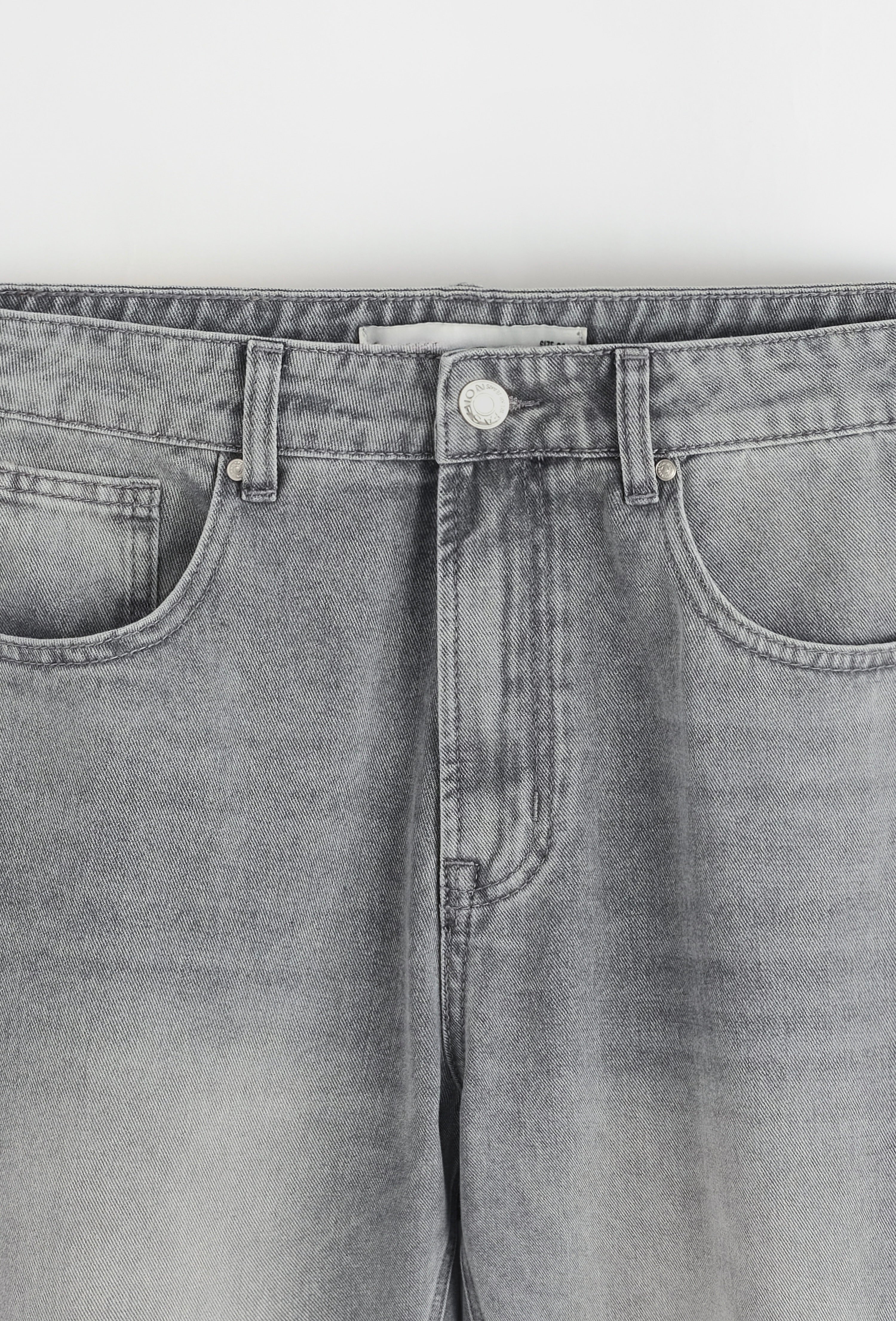 Jean homme gris NO LIMIT en denim ajusté, vue de face avec détails de la coupe et la texture du tissu.