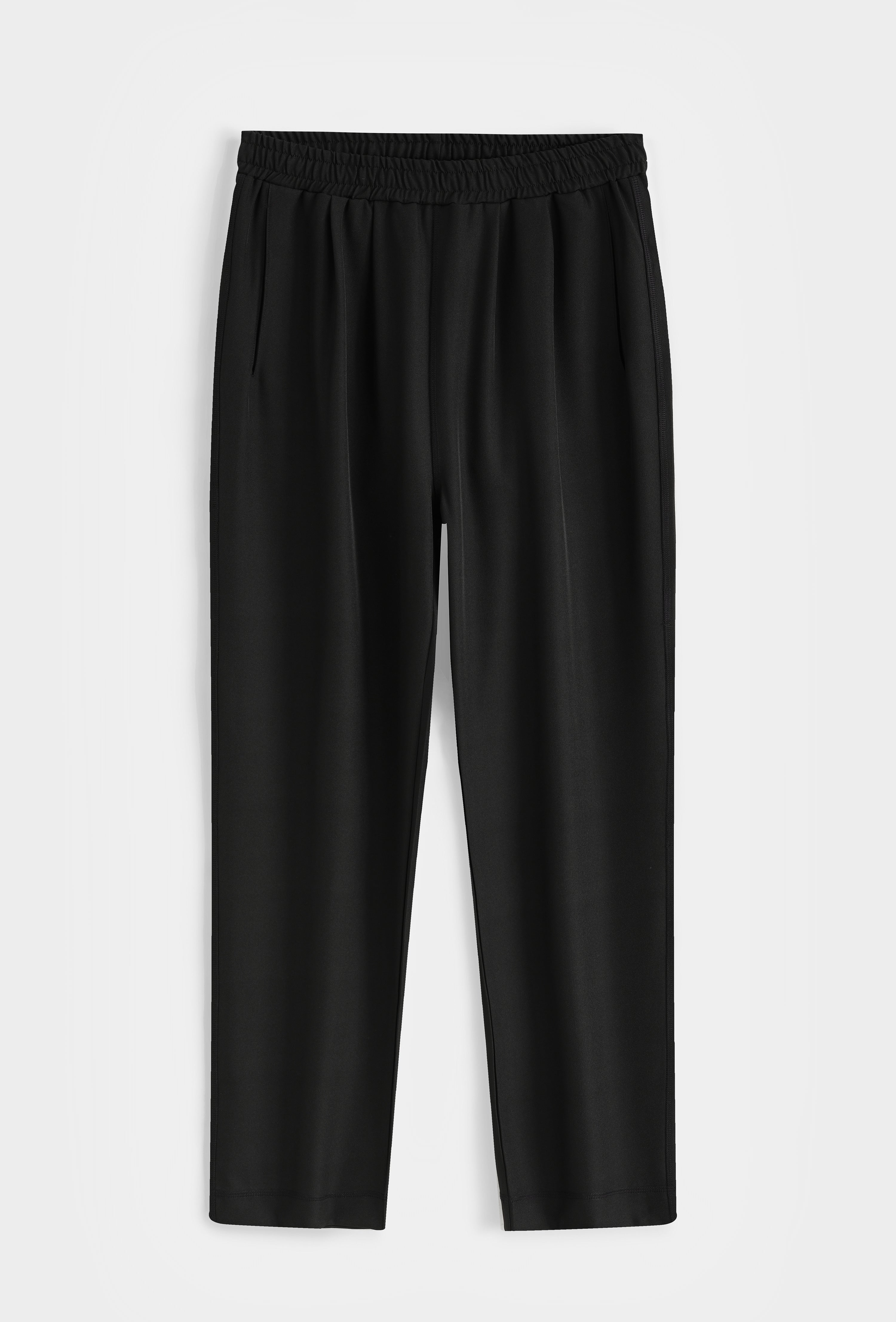 Pantalon noir Easy de la marque NO LIMIT, coupe décontractée, tissu confortable, porté en situation décontractée.