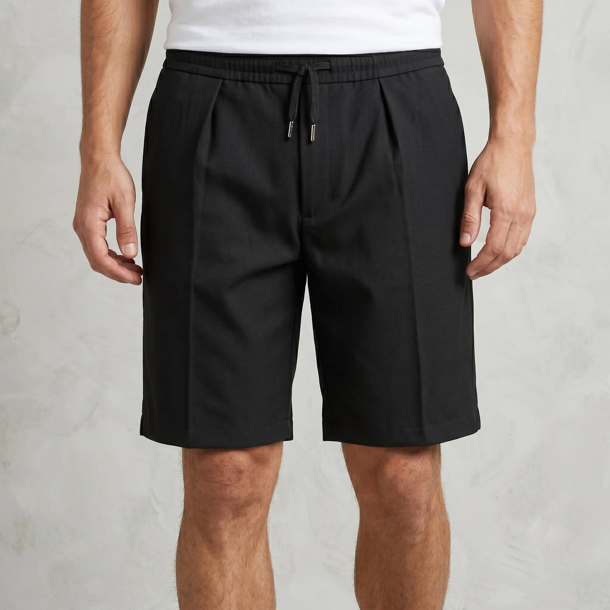 Short basique noir de la marque NO LIMIT, coupe simple et élégante, vue en détail sur tissu et design.