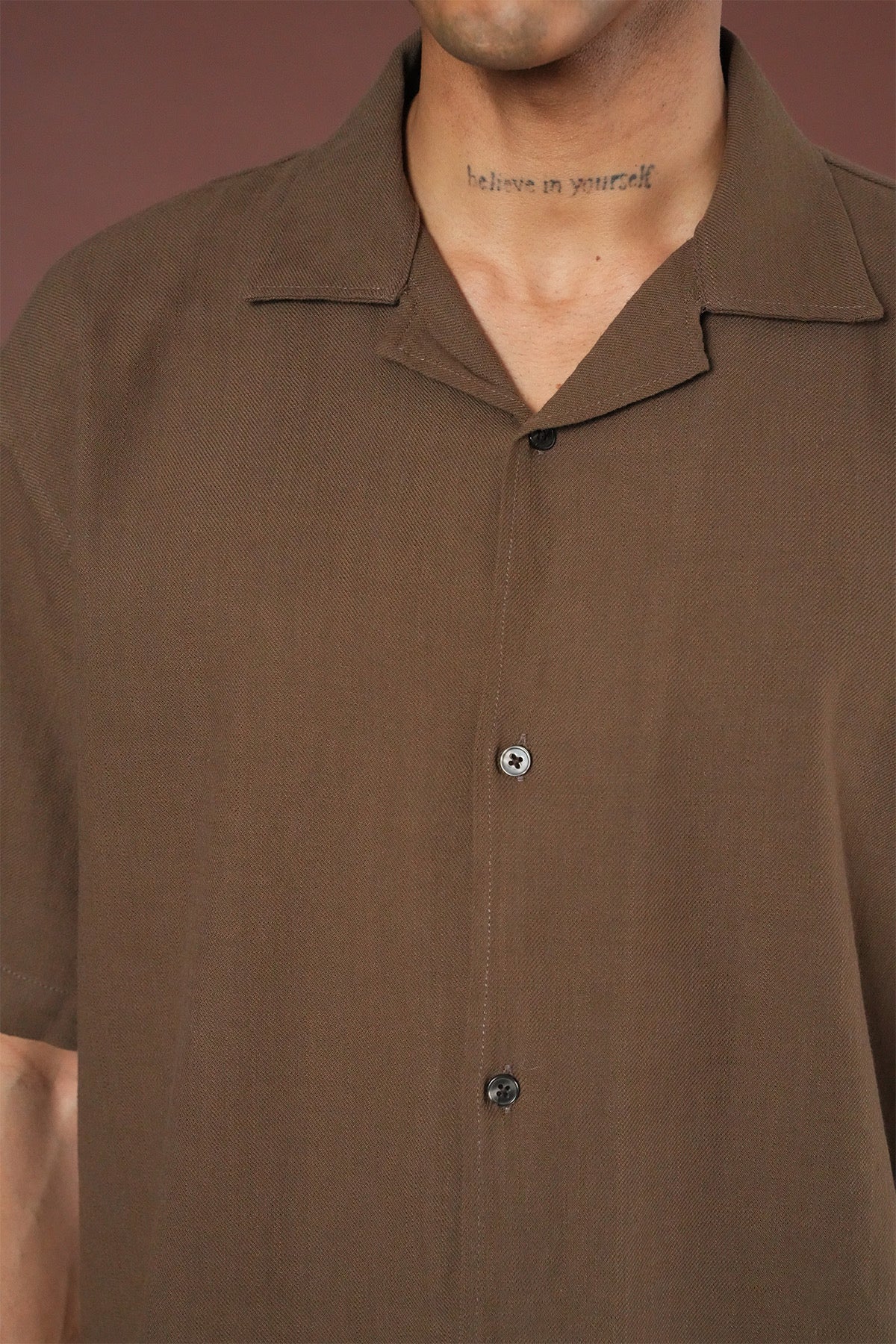 Ensemble Mykonos marron de la marque NO LIMIT, vêtement chic pour homme, visible en détail sur cette image.