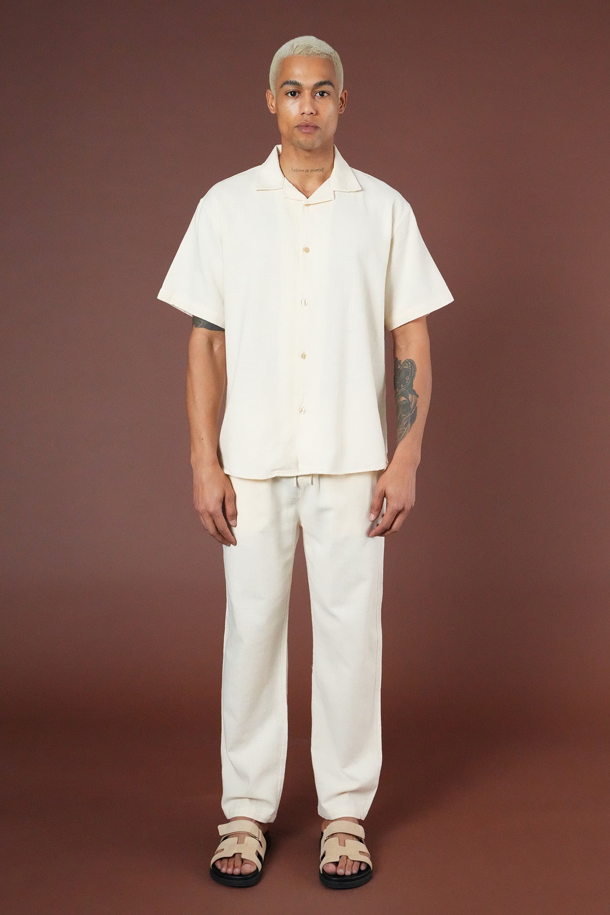 Ensemble Mykonos blanc cassé de la marque NO LIMIT, vêtement léger et élégant pour femme, vue en gros plan.