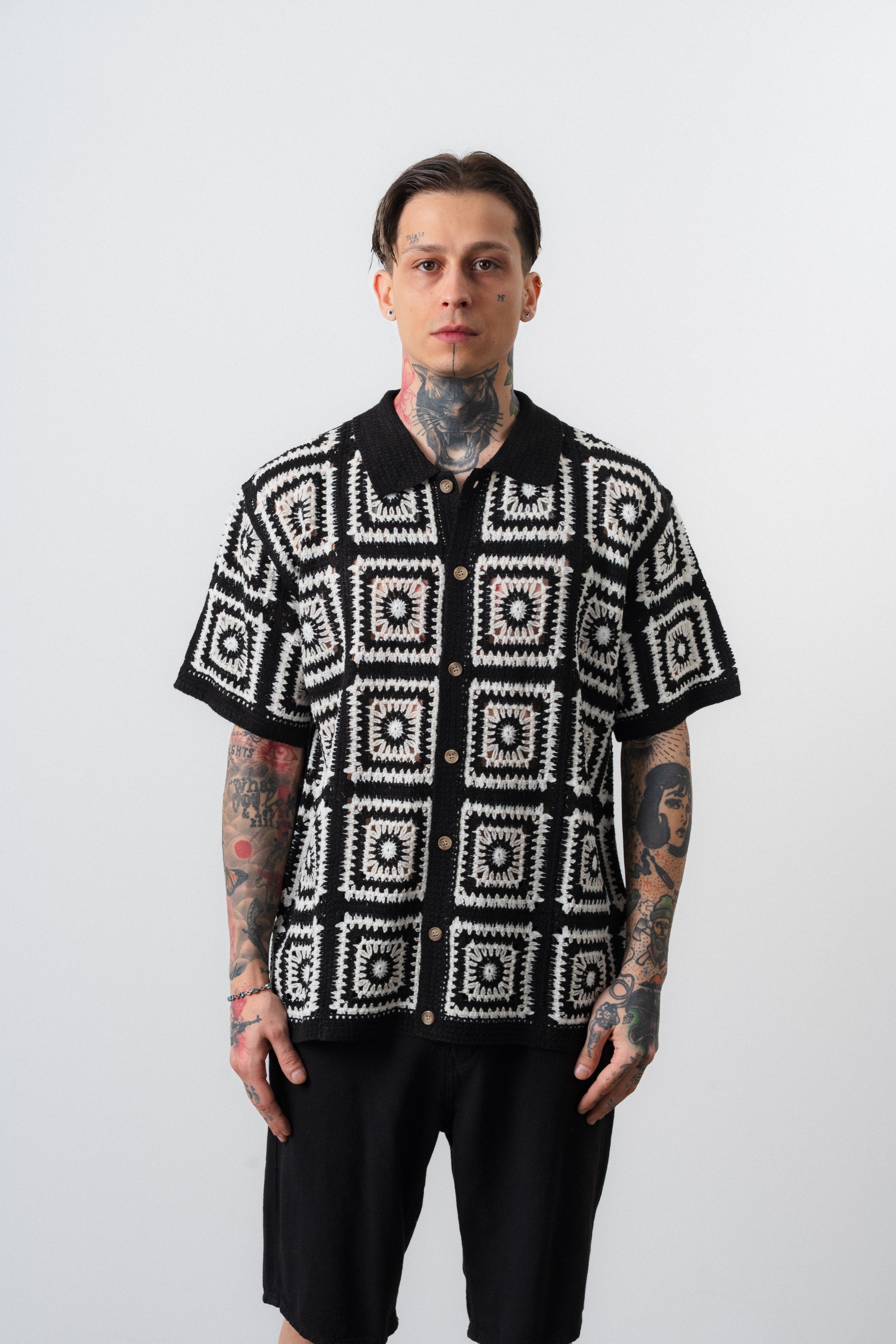 Chemise ajourée noire de la marque NO LIMIT, avec motifs en carré et détails élégants, portée sur un mannequin.